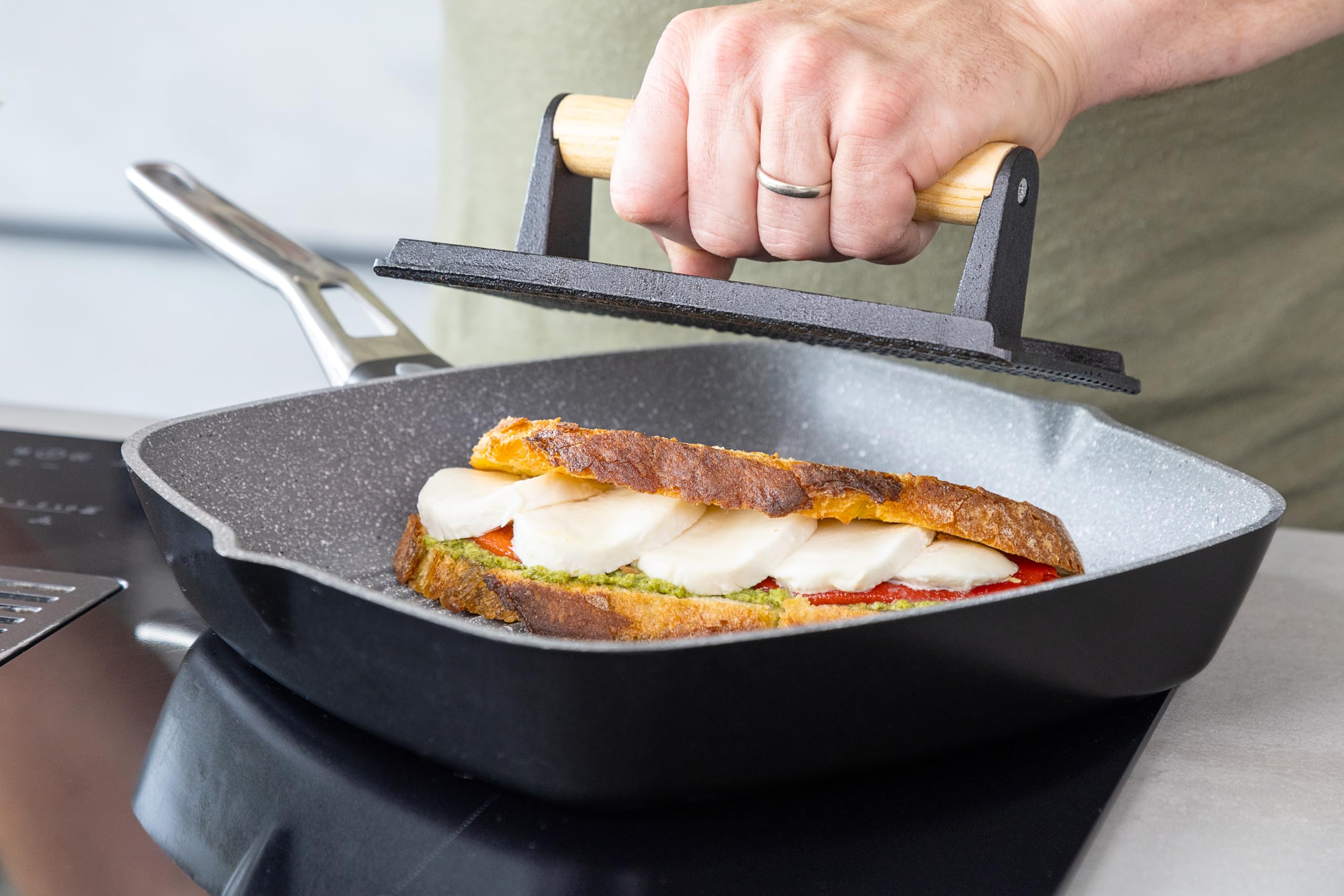 MasterClass Żeliwna prasa do grillowania, wytrzymały ciężarek do steków z drewnianą rączką, prasa do burgerów, akcesorium do patelni grillowej i grilla, 21 cm