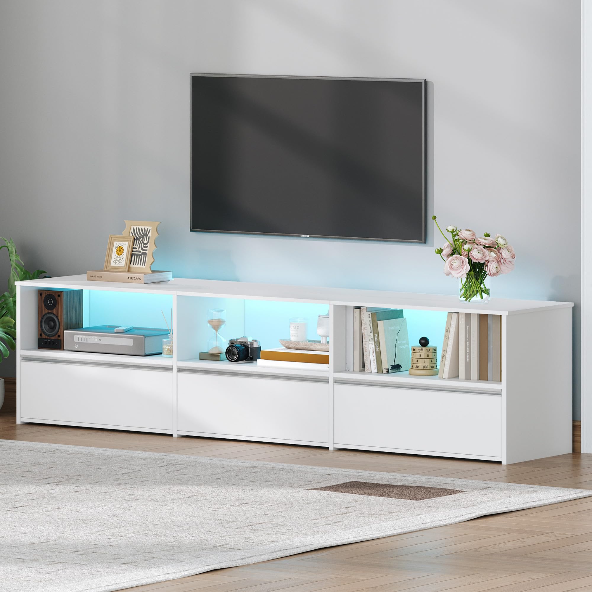 Hzuaneri Meuble TV avec LED RGB, Blanc, 180 cm de Long Banc TV | Adapté aux TV de 80 Pouces et Moins, Doté de 3 Tiroirs et d'un Range Ouvert, Idéal pour le Salon, la Chambre, TV18703WEU