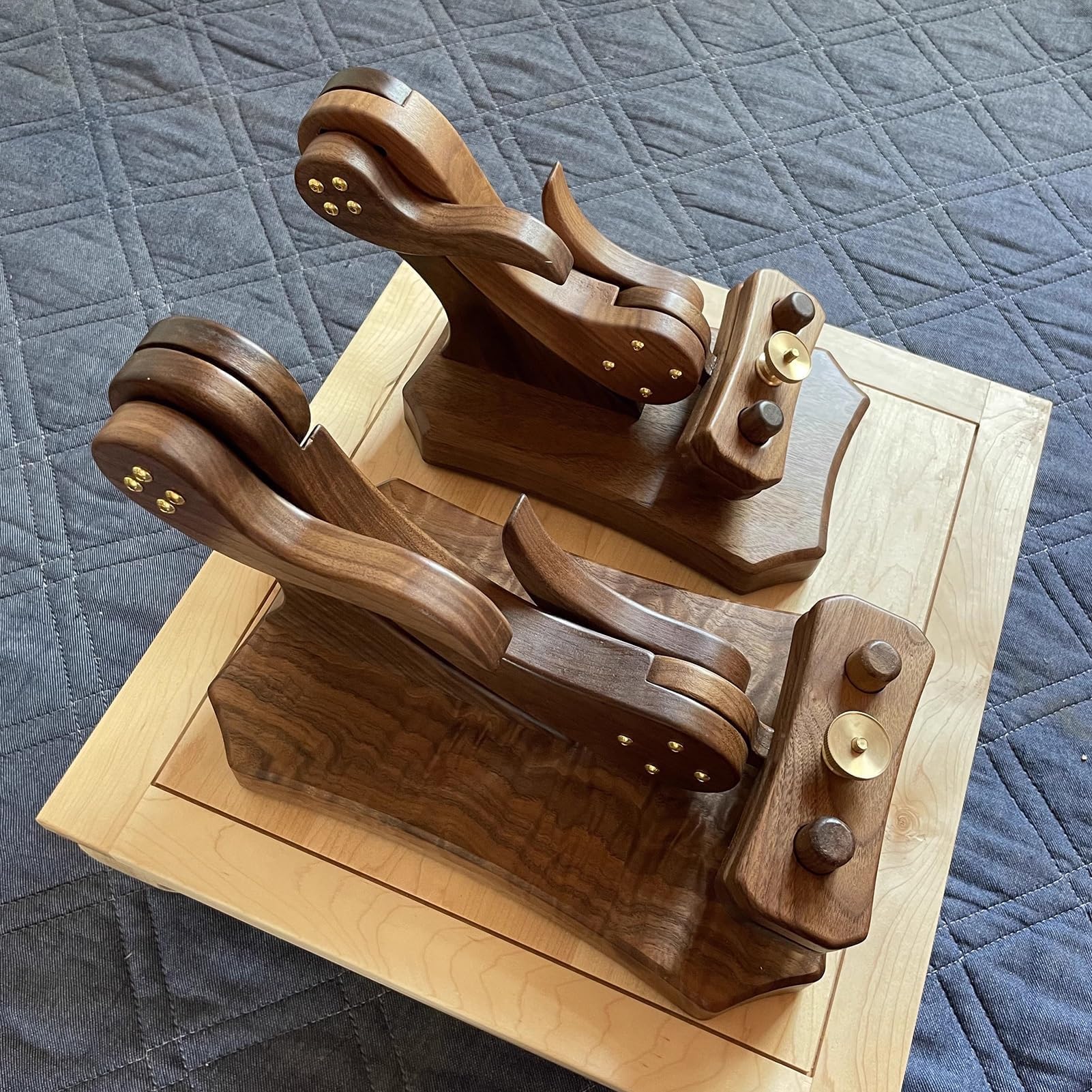 Este Soporte de Bordado Ajustable con Marco de Madera Maciza es un Soporte de Suelo para Aros de Bordado, Manualidades y Costura, Duradero y Elegante.