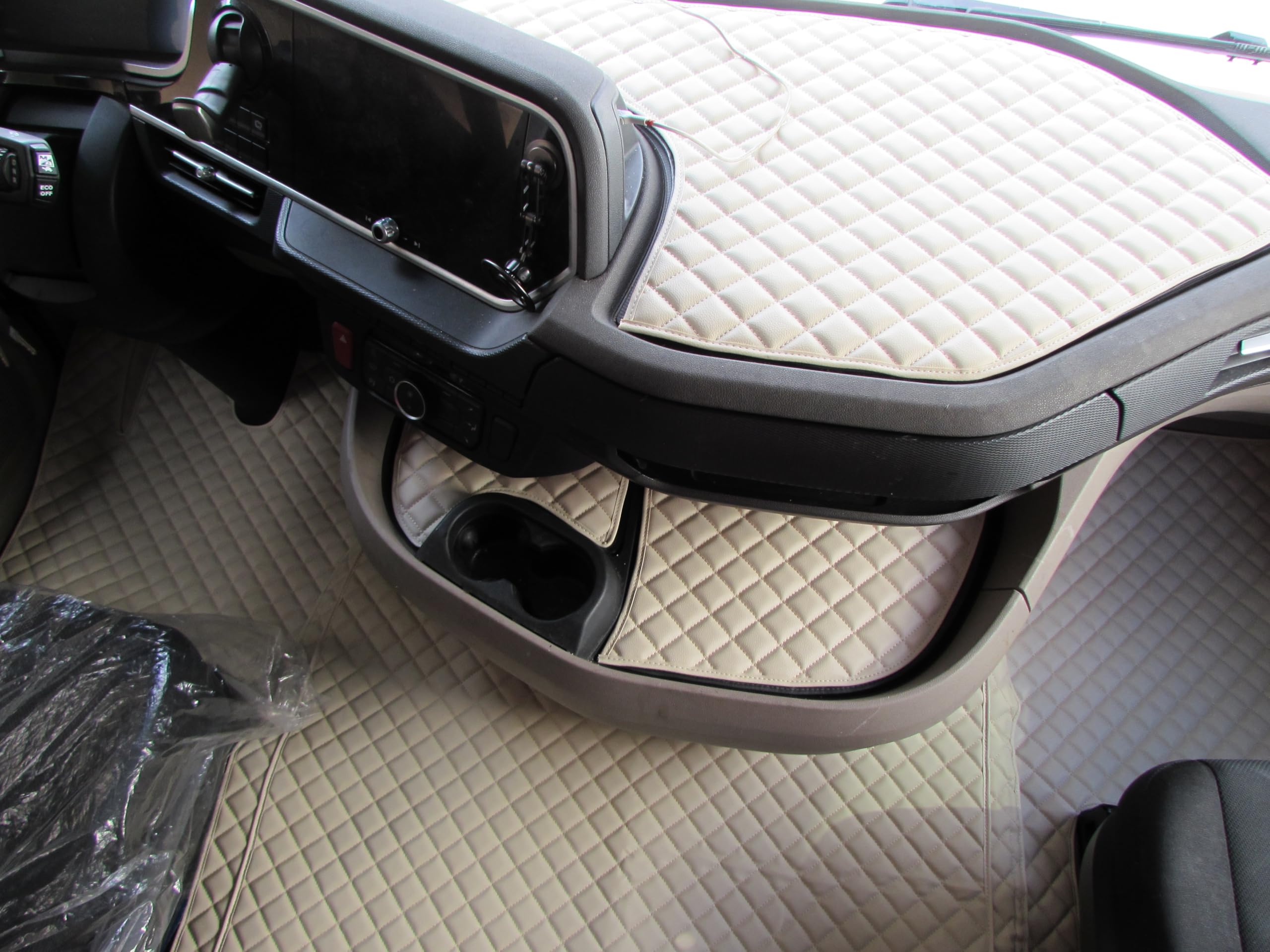 Alfombrillas para CAMIÓN + TAPIZADO DE TABLERO, conductor en lado izquierdo, diseñadas para DAF XG 106 2021+, EURO 7, AUTOMAT, 2 asientos neumáticos, de piel ecológica color BEIGE
