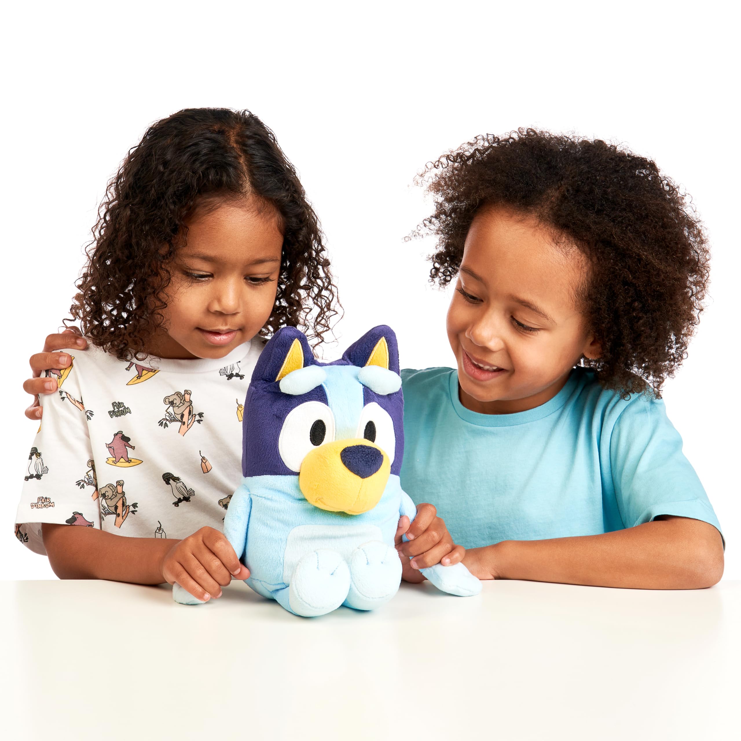Bluey parlante de 33 cm, Peluche multilingüe parlante con 9 Frases y la canción de la Serie, Habla en 3 Idiomas Diferentes