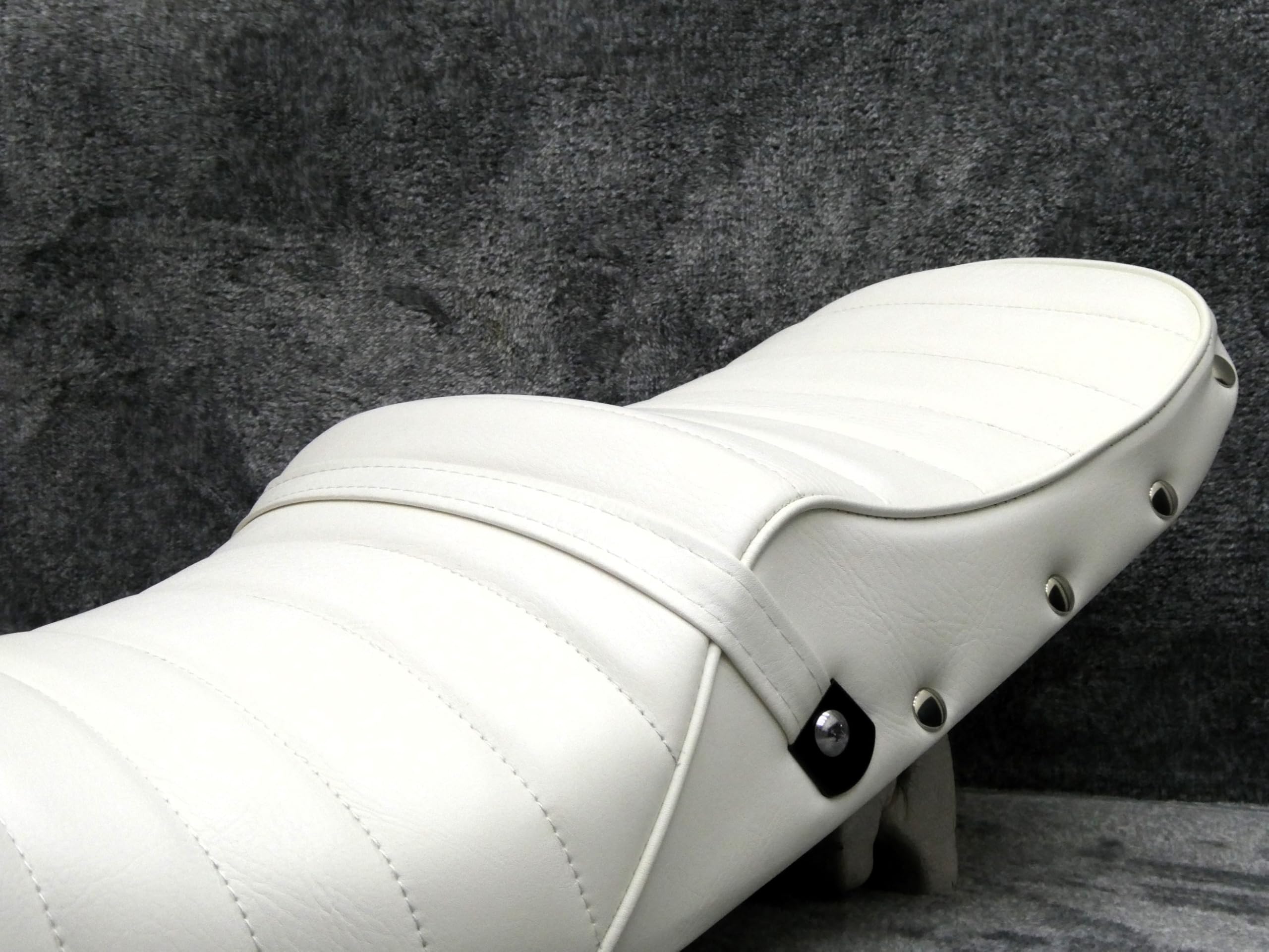 xjr400r タックロール 白 Amazon | XJR400 前期 鋲打ち 白皮 タックロールシート/ホワイト