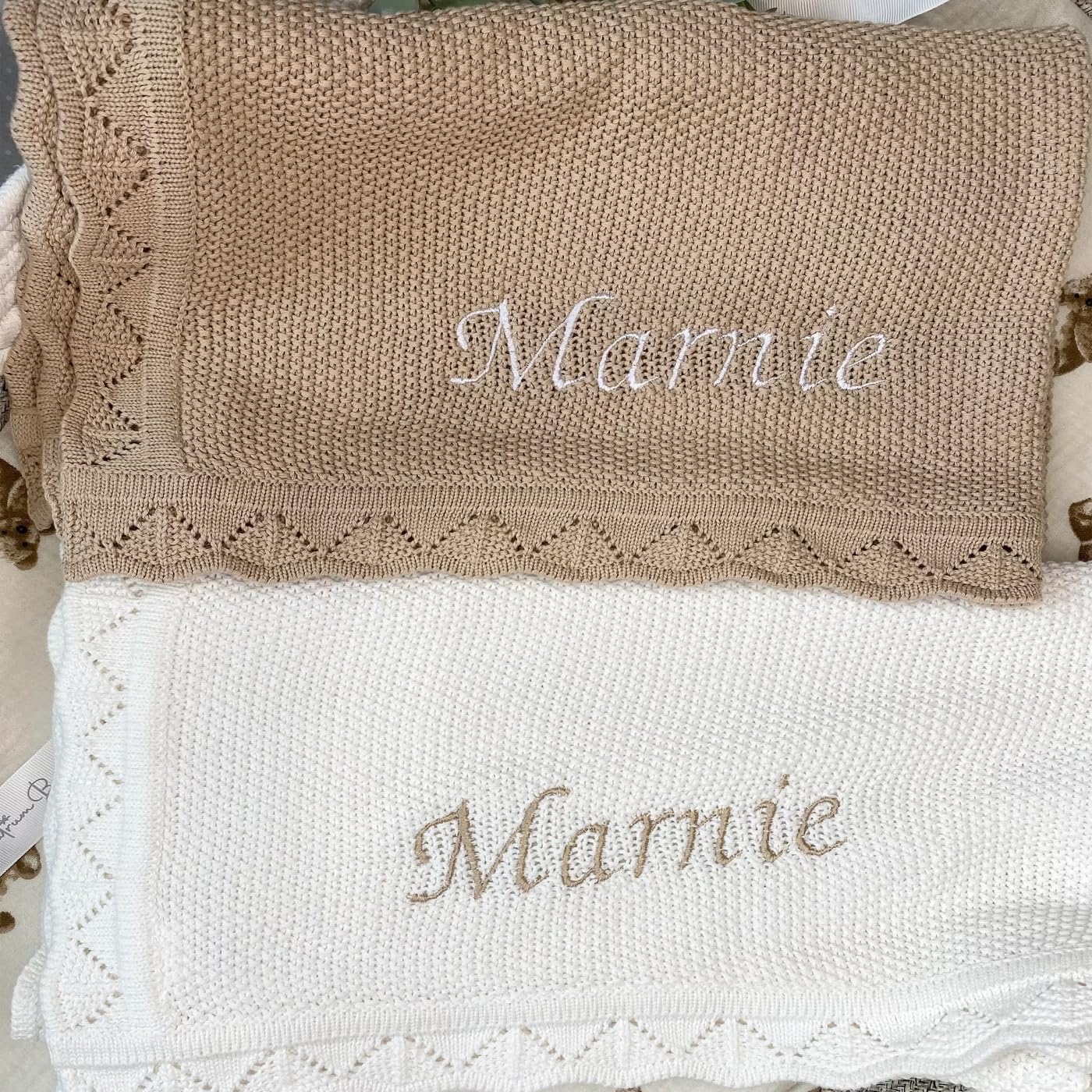 REEG Copertina per Neonato Lavorata A Maglia Personalizzata，Coperta con Nome Ricamato，Coperta per Passeggino in Maglia di Cotone (Grey Pink,Embroidered Name)