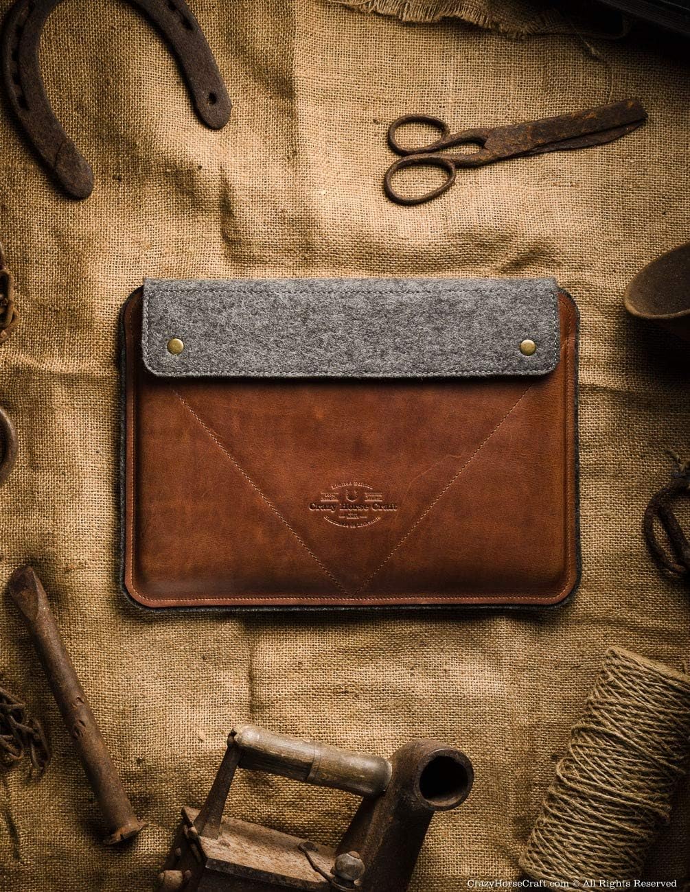 Genuine Italian Leather Case for MacBook Pro 13/14 / 15/16 inch, 100% Wool Felt Handmade Unique Vintage Laptop Cover Top Quality Secure MB Air 13 Sleeve M1 M2 bag Engraved Gift, Crazy Horse Craft