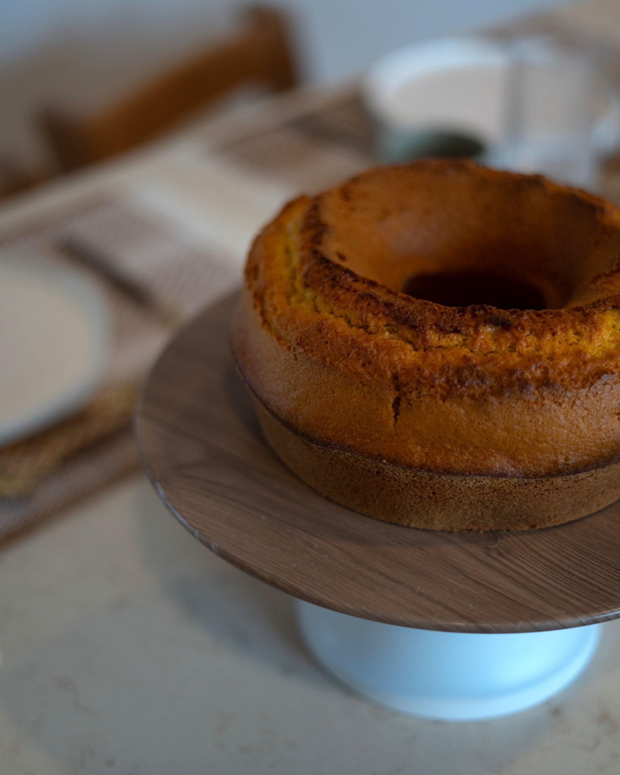 Soporte para tartas decorativo elegante bandeja de pastelería expositor soporte para servir tallado blanco y madera clara Brioche