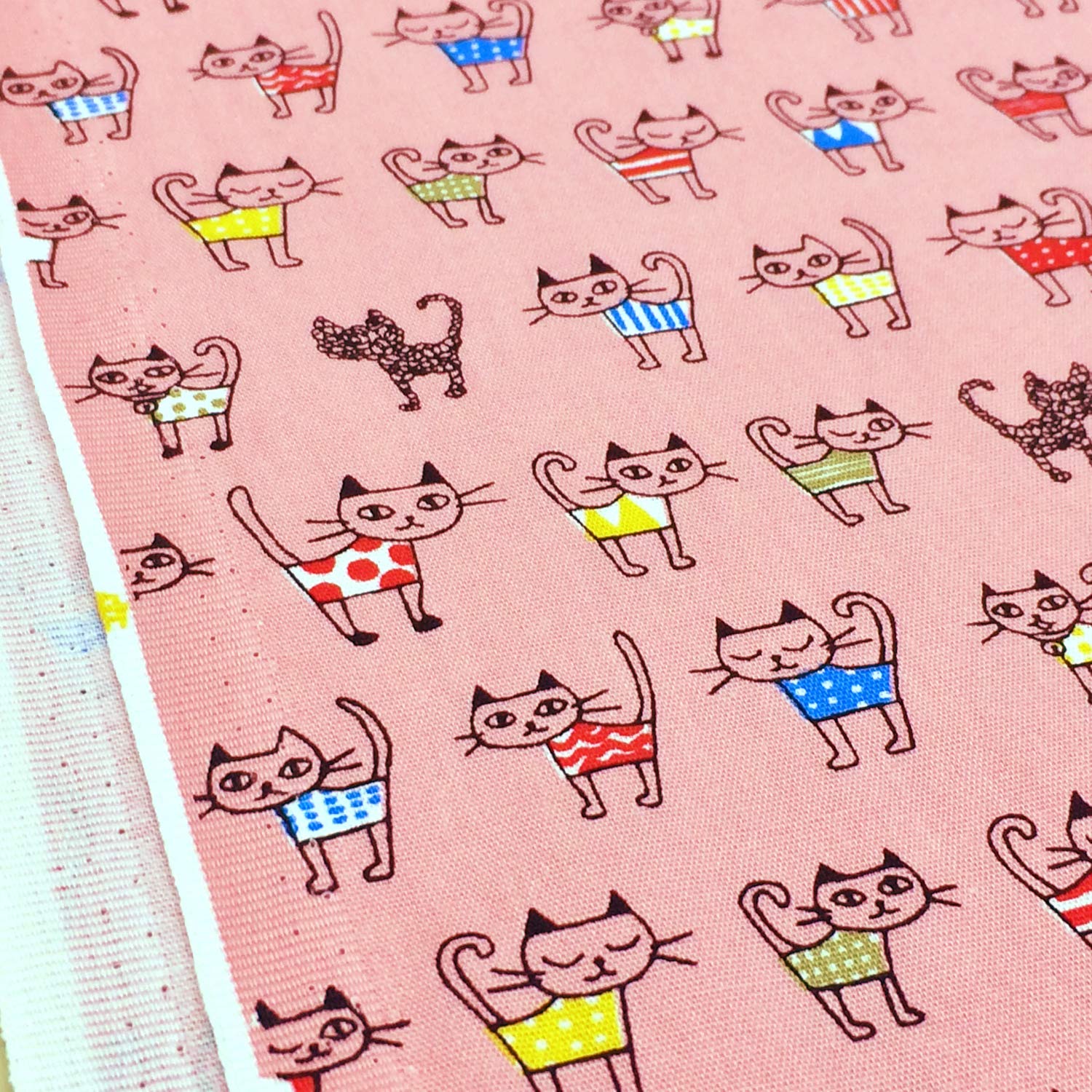 お値下げ中！ねこ柄パネル生地☆フタ付ころりんポーチ　パッチ風いちご柄　ねこちゃん お値下げ中！ねこ柄パネル生地☆フタ付ころりんポーチ パッチ風いちご