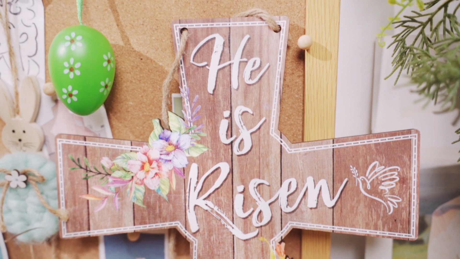Targa Porta Pasquale In Legno 'He Is Risen' - Decorazione Religiosa Con Croce, Fiori Di Giglio E Colomba, 33x27 Cm, Con Corda Per Appendere