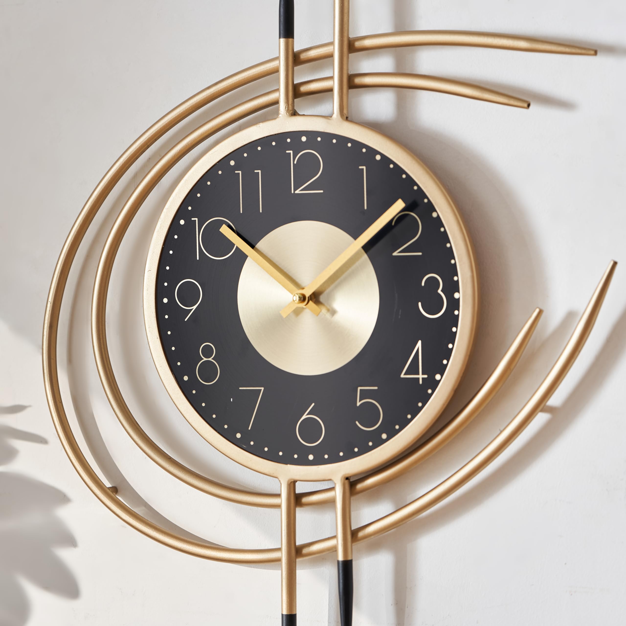 K&L Wall Art 54cm große goldene Wanduhr für Wohnzimmer Uhr ohne Tickgeräusche Metalluhr Schwarz Gold Wanduhren Goldoptik