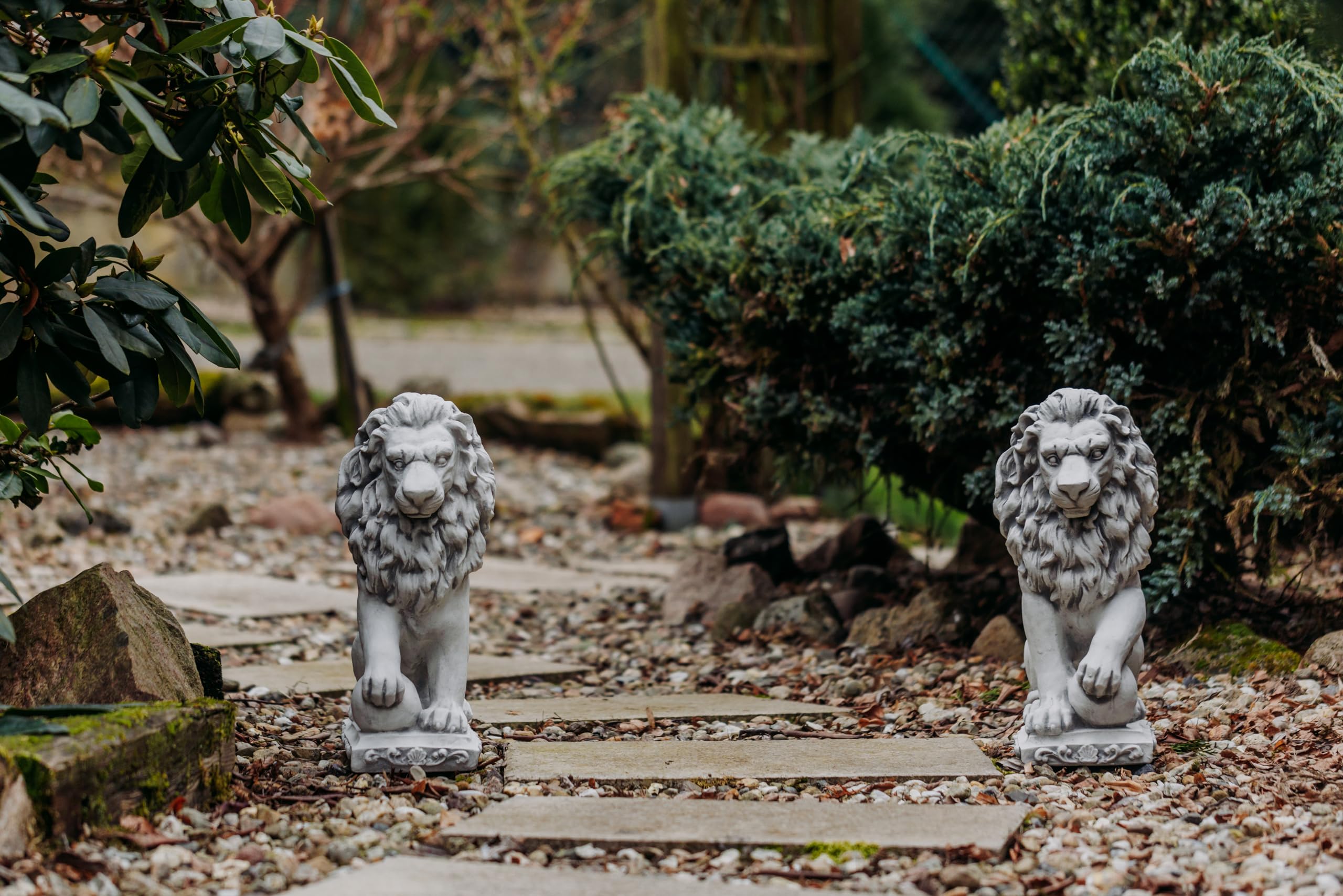 gartendekoparadies.de Statuen Löwen mit Kugel, Steinfigur aus Steinguss, H. 47 cm, je 21 kg, Grau, Frostsicher für Außenbereich (Löwe Links)