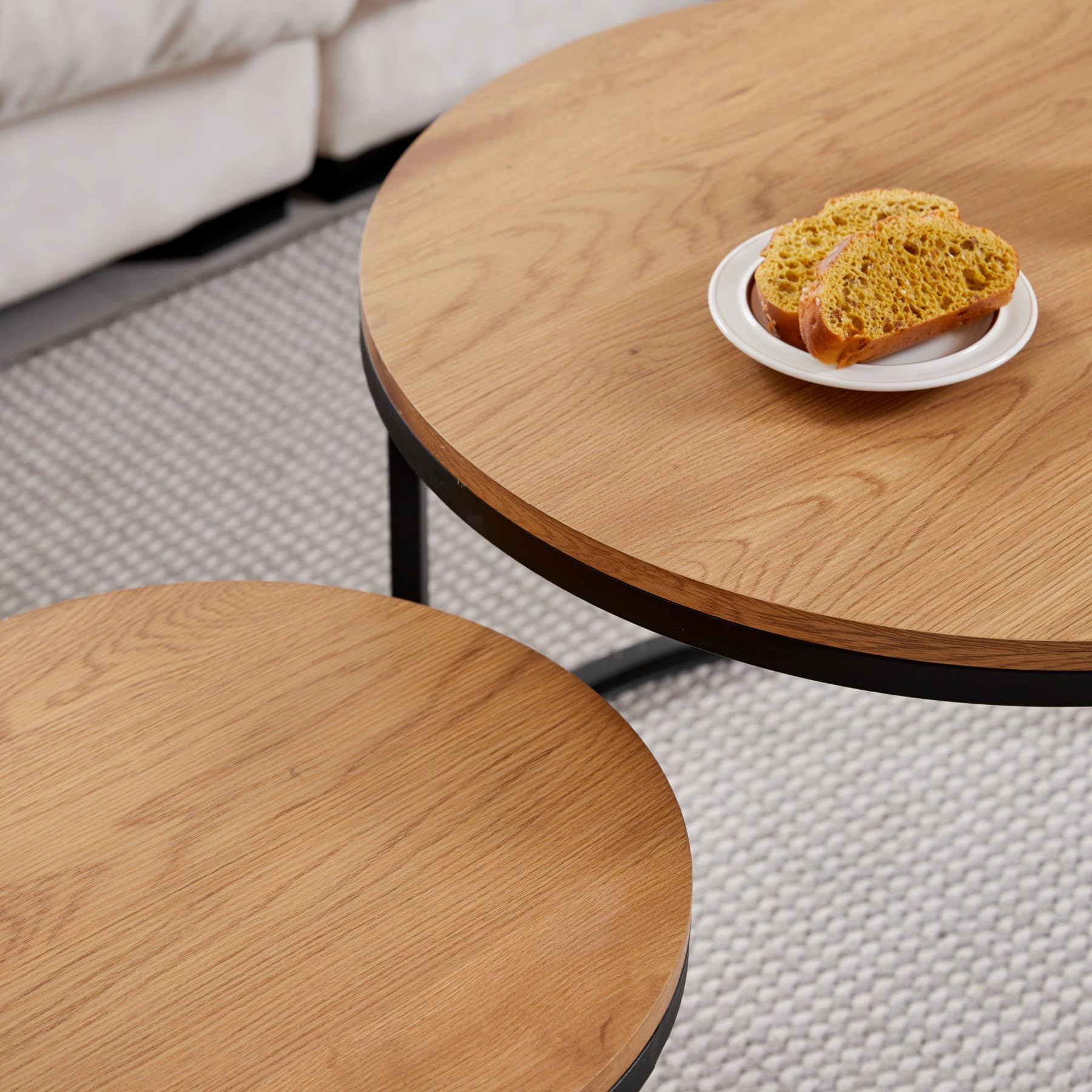 GrandCA Home Couchtisch 2er Set,Stapelbarer Couchtisch, Couchtische Rund, MDF-Tischplatte, Schwarze Tischbeine aus Edelstahl，Geeignet für Wohnzimmer, Esszimmer（Ø60 x 45H cm，Ø40x35H cm，Eiche Hell）