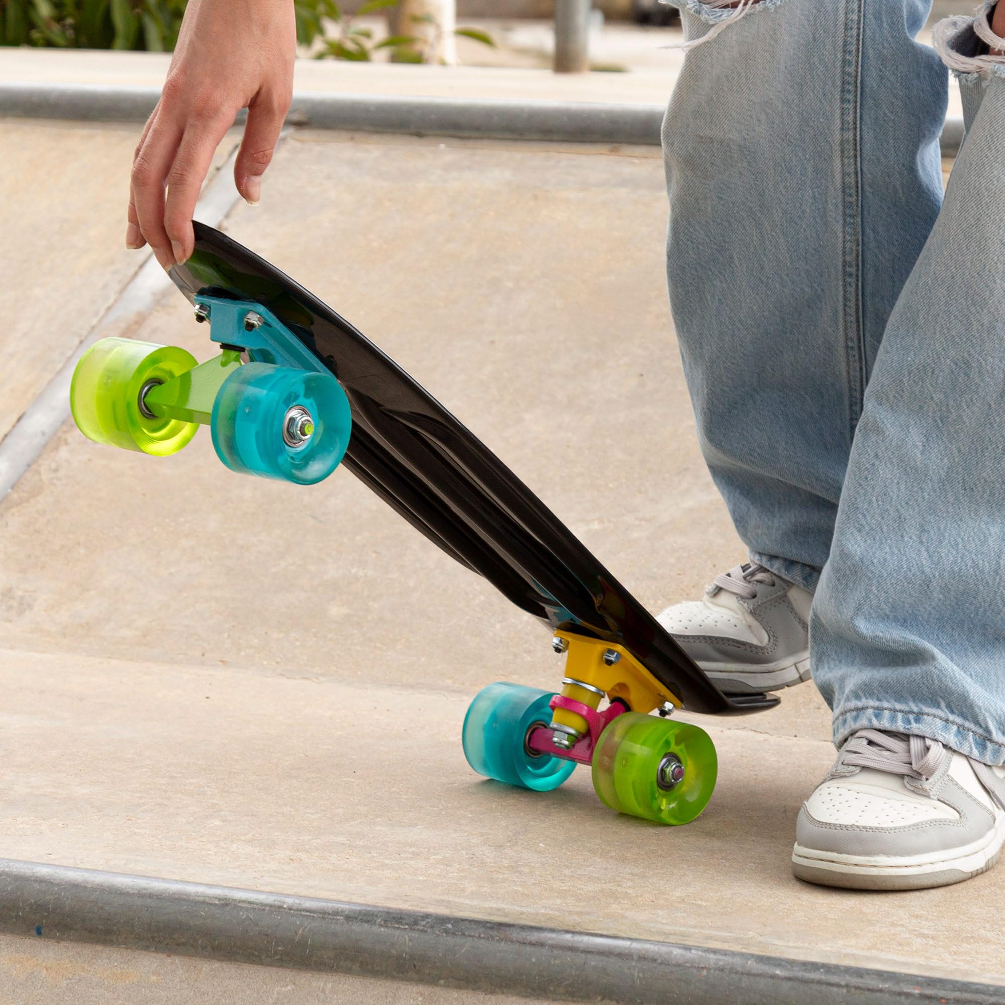 ColorBaby Evo 54341 Skateboard pour Enfant, Noir, 4 Roues avec lumières colorées, Max. 100 kg, 56 x 15 x 10 cm, Base antidérapante, Jouets de Plein air, Jeux de Plein air, Cadeau garçon et Fille, à