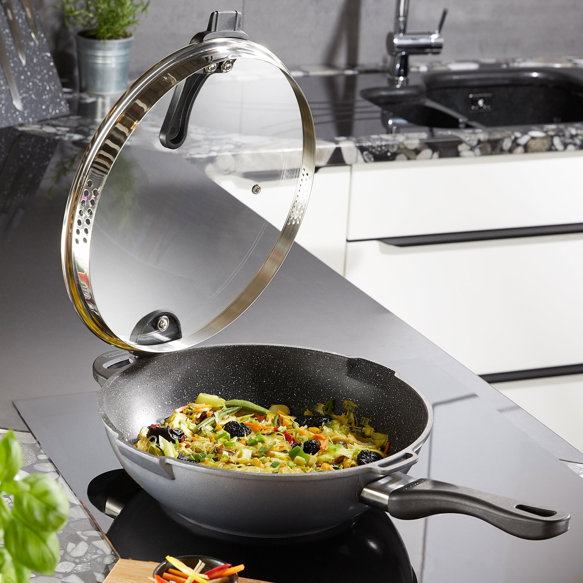 STONELINE Future Wok 32 cm, mit Sieb-Glasdeckel, mit austauschbaren Griffen, induktionsgeeignet, Aluguss, beschichtet mit echten Steinpartikeln, Grau, Wokpfanne mit Deckel