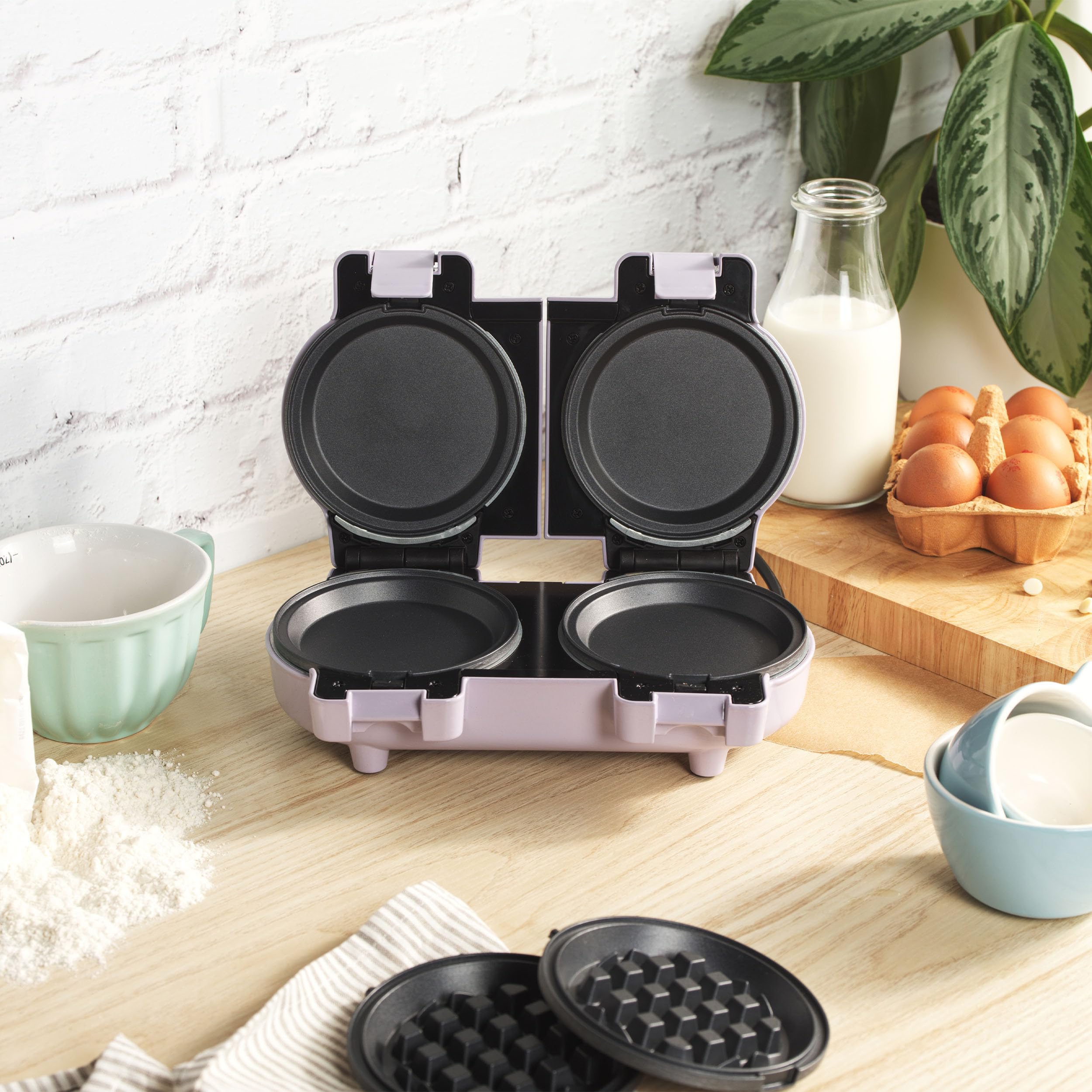 Giles & Posner Appareil de fabrication de snacks– plaques de cuisson amovibles antiadhésives, compact, inclut 4 plates pour omelettes et gâteaux, 4 à gaufres, violet pastel.