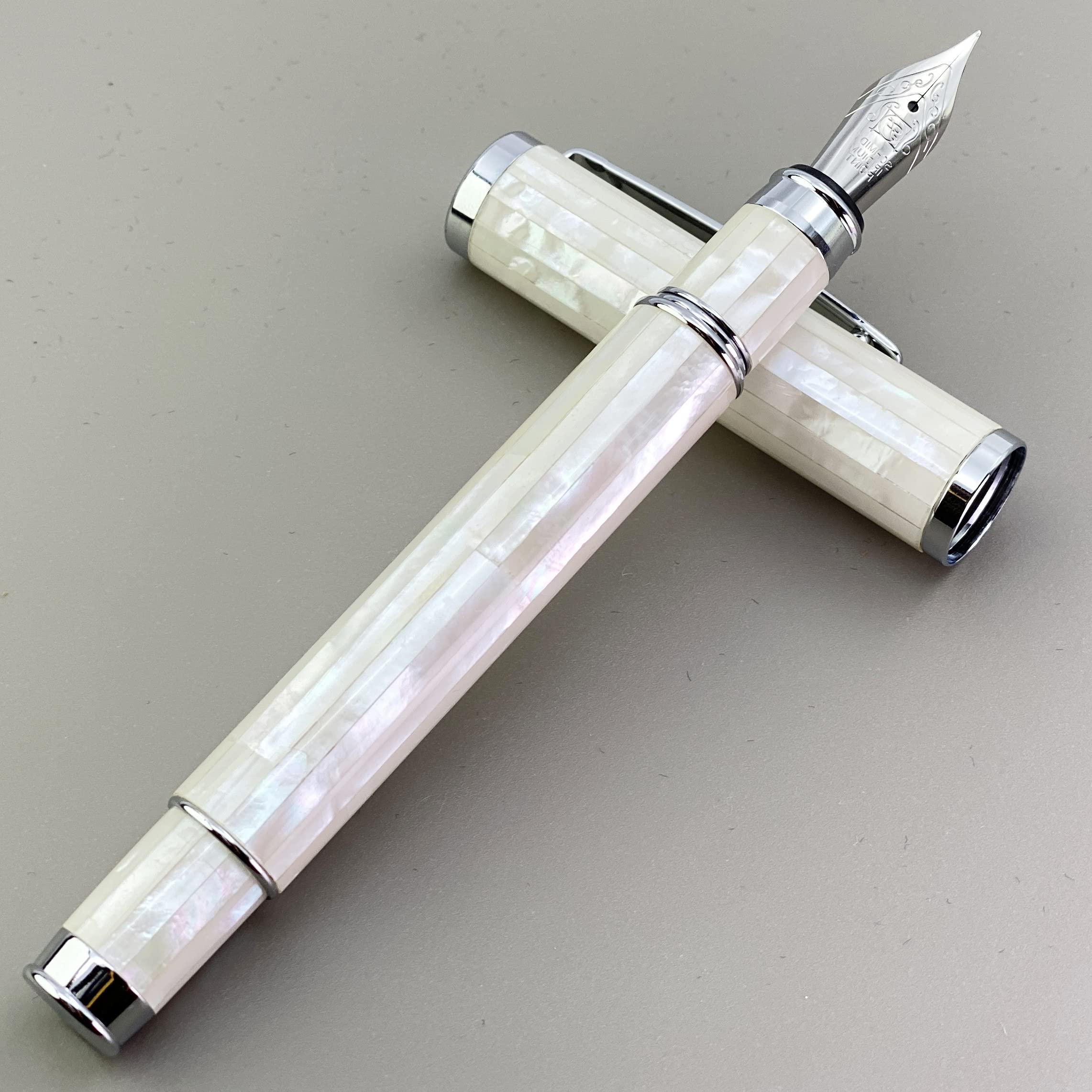 LACHIEVA - Penna stilografica in madreperla con punta fine, fabbricata in Germania. Penna di lusso per ogni giorno festivo. Bella scrittura a mano, set regalo per uomini e donne (bianco perla)