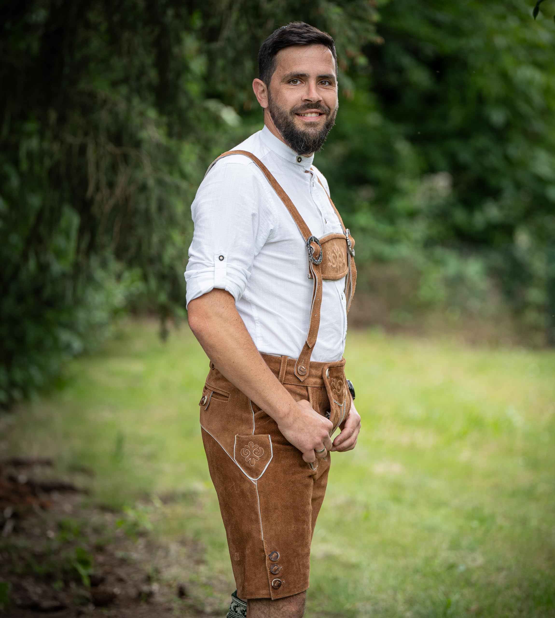 Schöneberger Trachten Couture Herren Lederhose mit Hosenträger – Original Trachtenhose braun, Trachtenlederhose kurz für Oktoberfest Hans