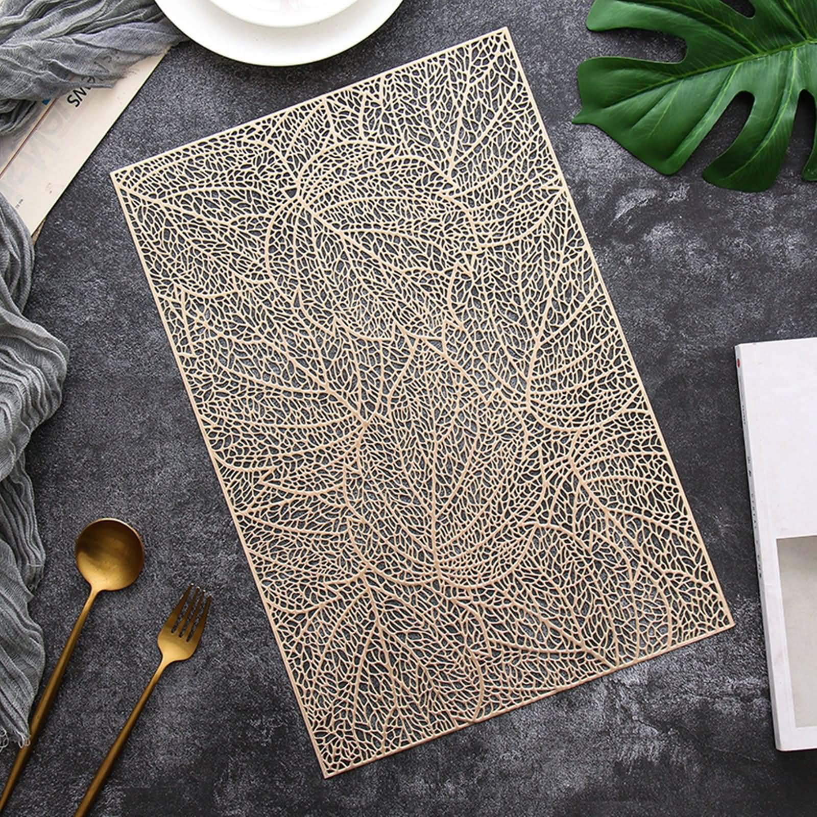 Sous assiette doré chic et set de table motif de feuilles 30x45cm pour vaisselle de prestige