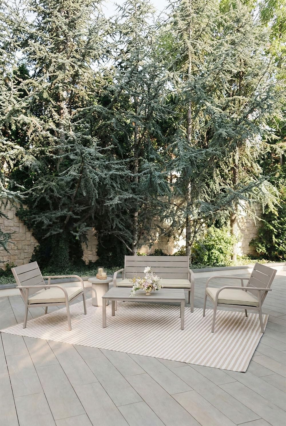 SIEDITI FUORI E DENTRO Set da giardino in acciaio verniciato e polietilene a doghe effetto legno, robusto e moderno, salotto da esterno con 2 poltrone, 1 divano e un tavolino - Matera (Champagne)