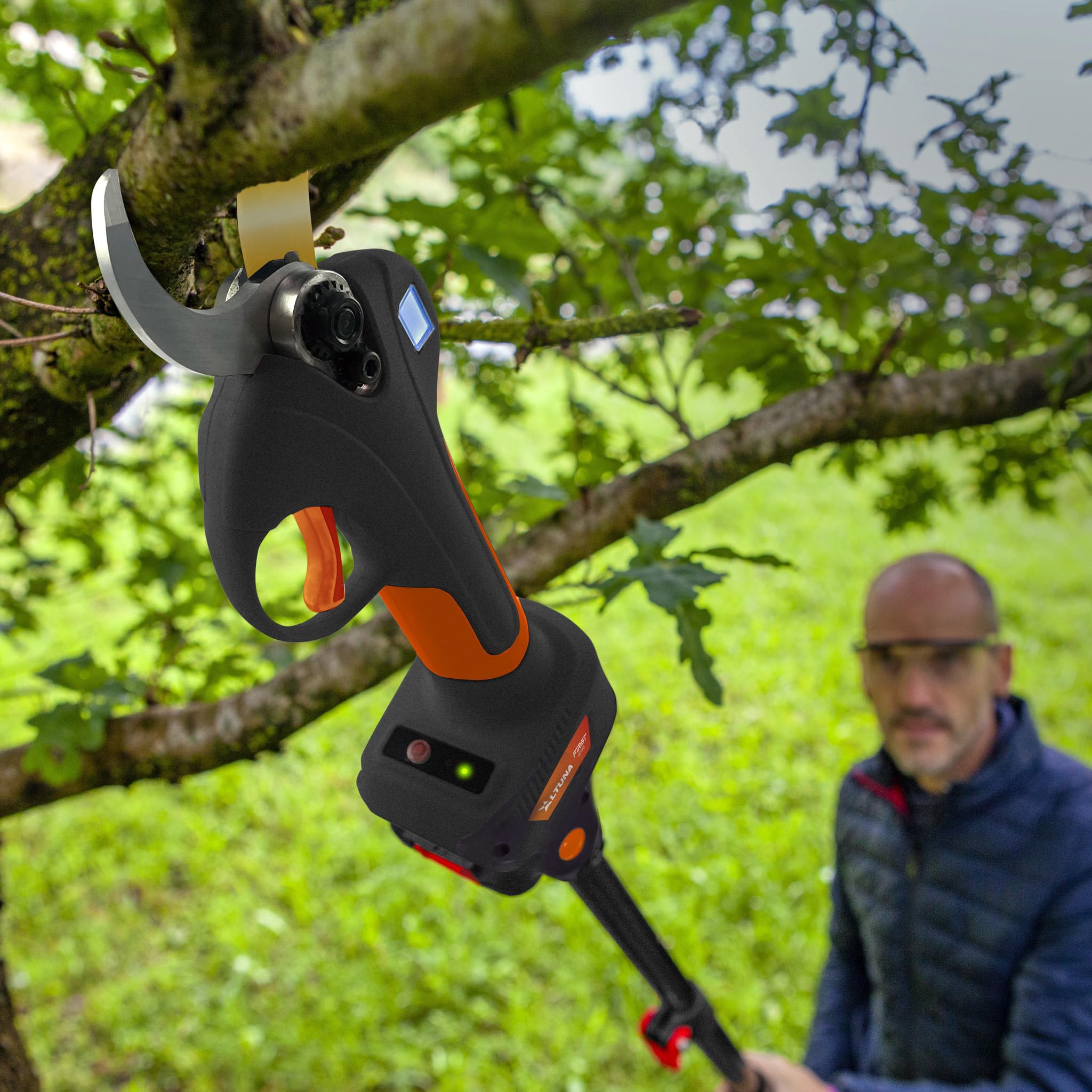 Altuna - Pértiga Telescópica para Poda en Altura - Giro 360º y Cabeza Giratoria 180º - Compatible con Tijeras y Motosierras AF - Longitud Ajustable 123-255 cm - Ultraligera 1.100 g