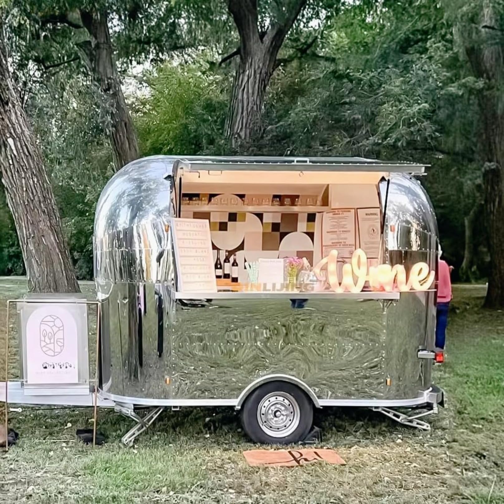 Mobilna przyczepa gastronomiczna komercyjne rozwiązanie kuchenne