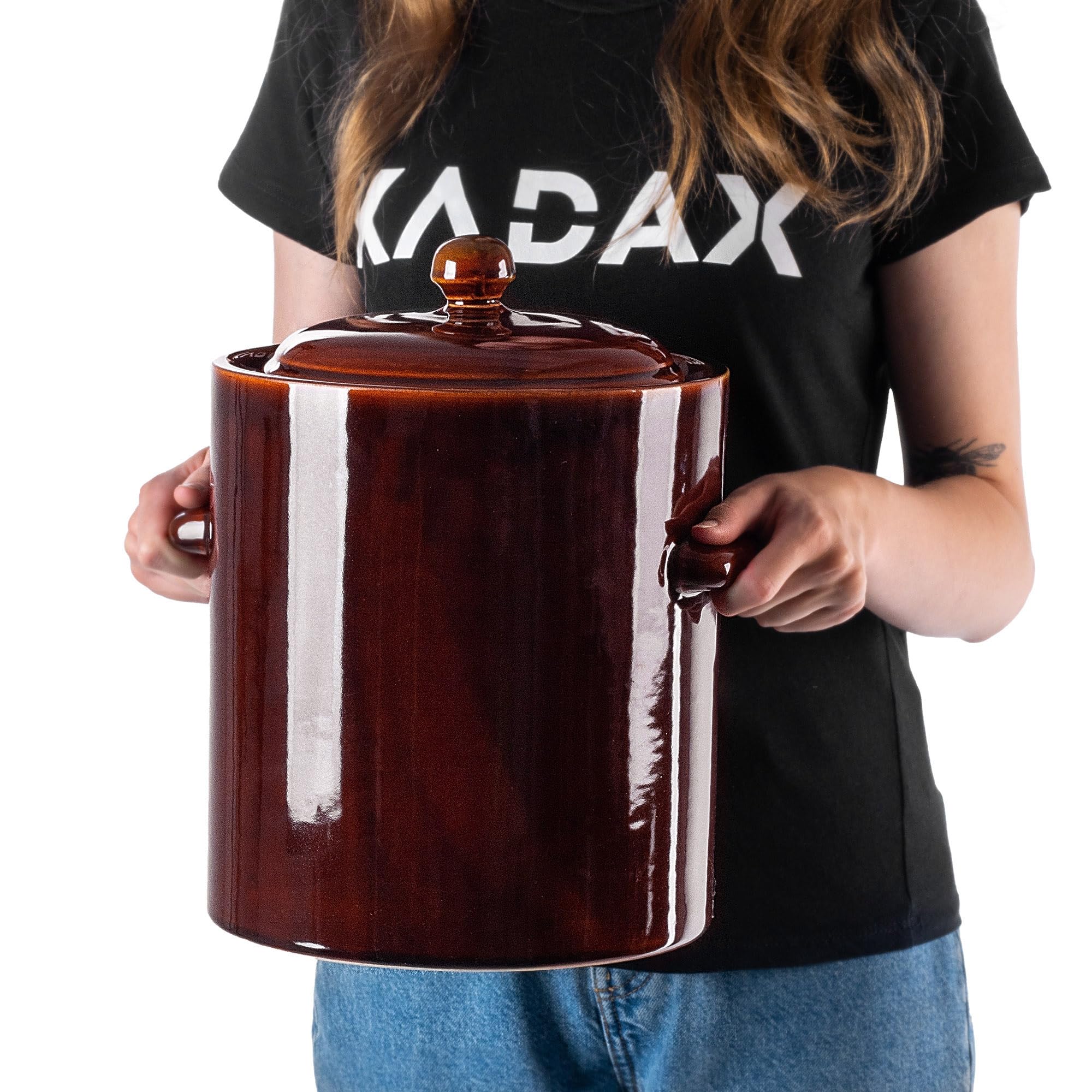 KADAX 10L Steinzeugtopf, Dichter Keramiktopf mit Deckel, Spülmaschinenfester Steinguttopf, handgefertigter Gärtopf aus Keramik, Einlegtopf für Gurken und Sauerkraut (Braun)