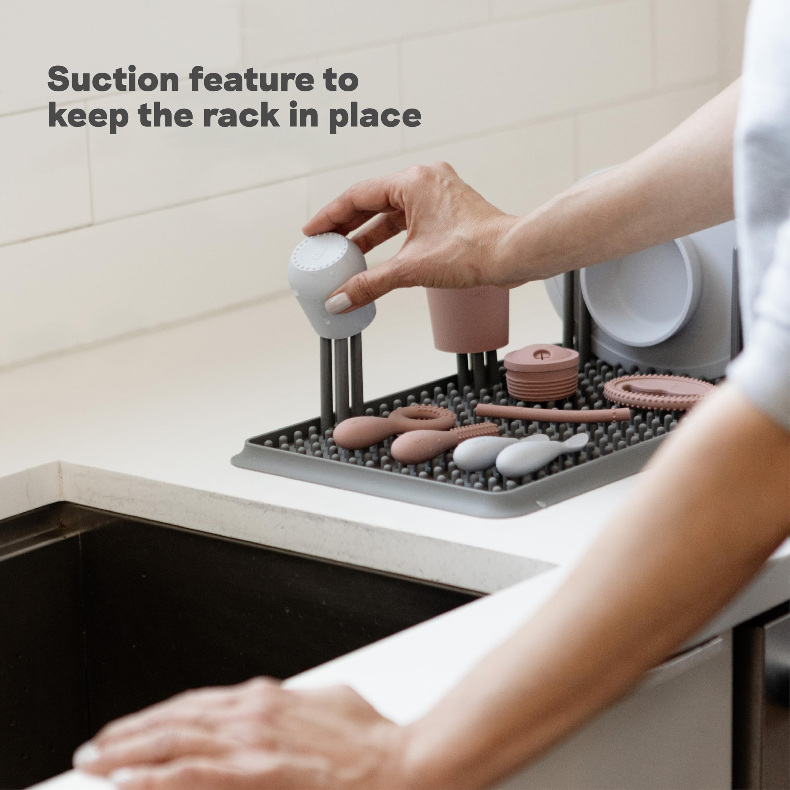 ezpz Égouttoir à vaisselle pliable 100% silicone + ventouses en place + chevilles réglables – Passe au lave-vaisselle – Durable