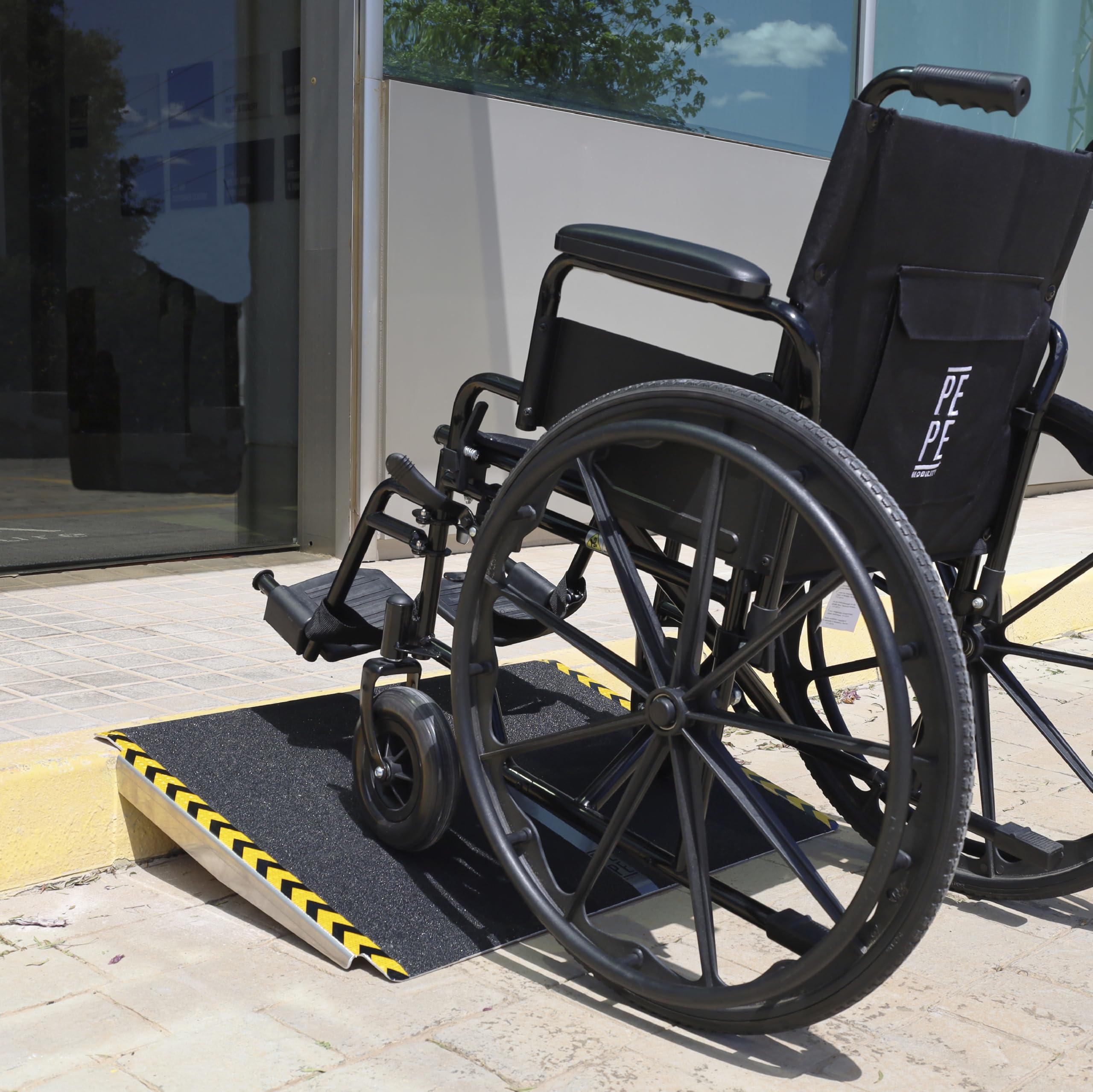 PEPE Mobility Rampe Fauteuil Roulant (Hauteur 8, 9, 10, 11, 12, 13, 14, 15 cm), Rampe de Seuil PMR d’Accès, Antidérapante, Portable et Légère en Aluminium, Supporte 272 kg