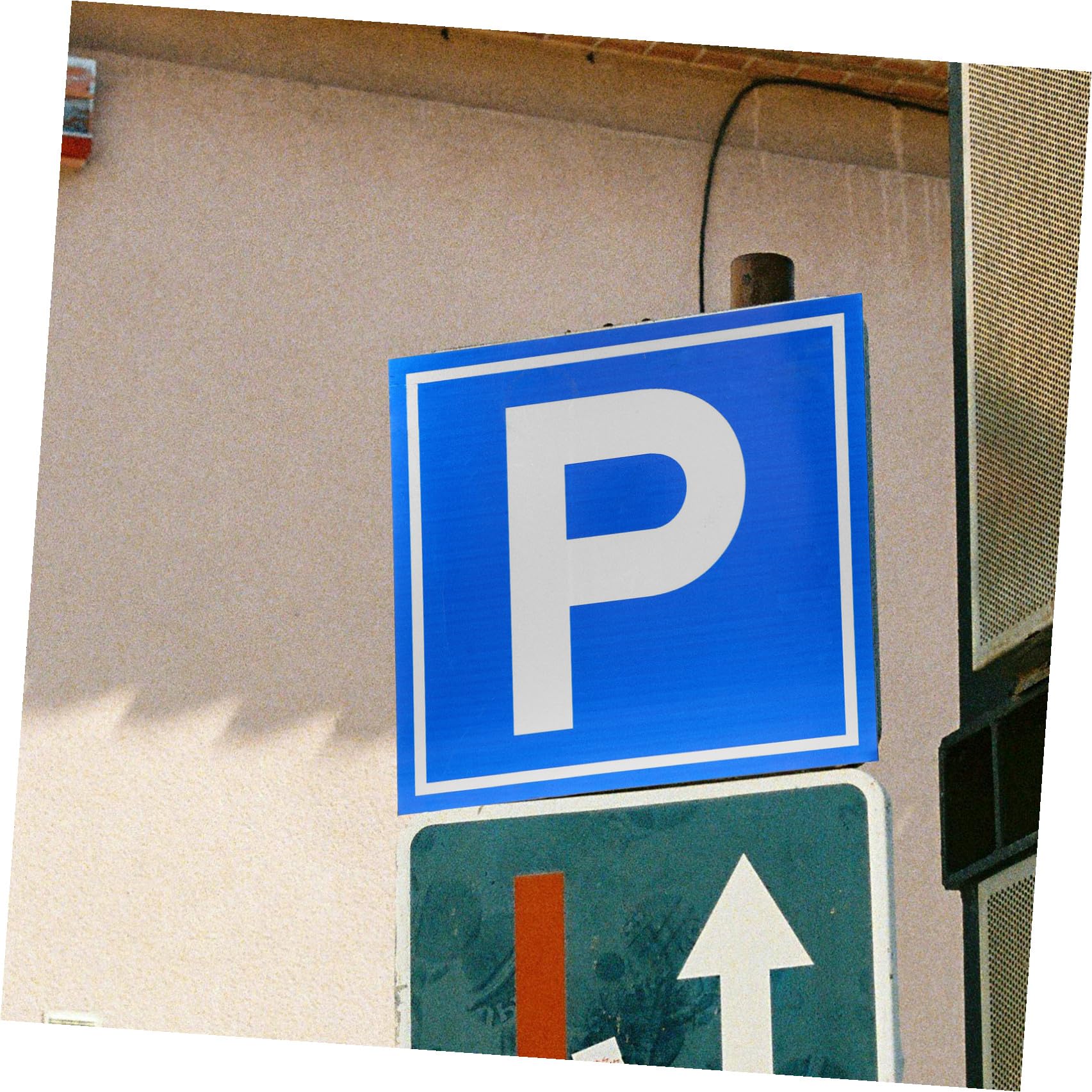 Amosfun Cartello Parcheggio Segnale di Sicurezza Simbolo P in Lega di Alluminio per Parcheggi, Visibilità Chiara e Segnaletica Funzionale per Luoghi Vari