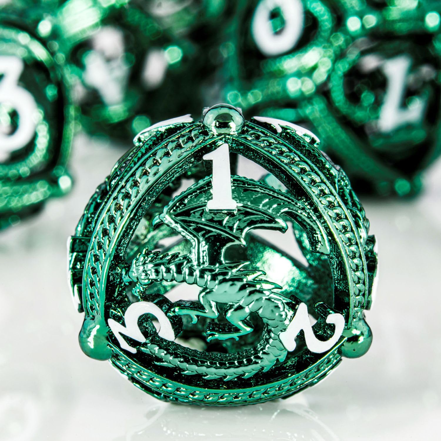 Lot de dés DND en métal – Design rond en orbe creux pour un meilleur roulement – Beau jeu de dés en métal dragon pour jeux de rôle (RPG) – Superbe jeu de dés D&D Donjons et Dragons (vert)