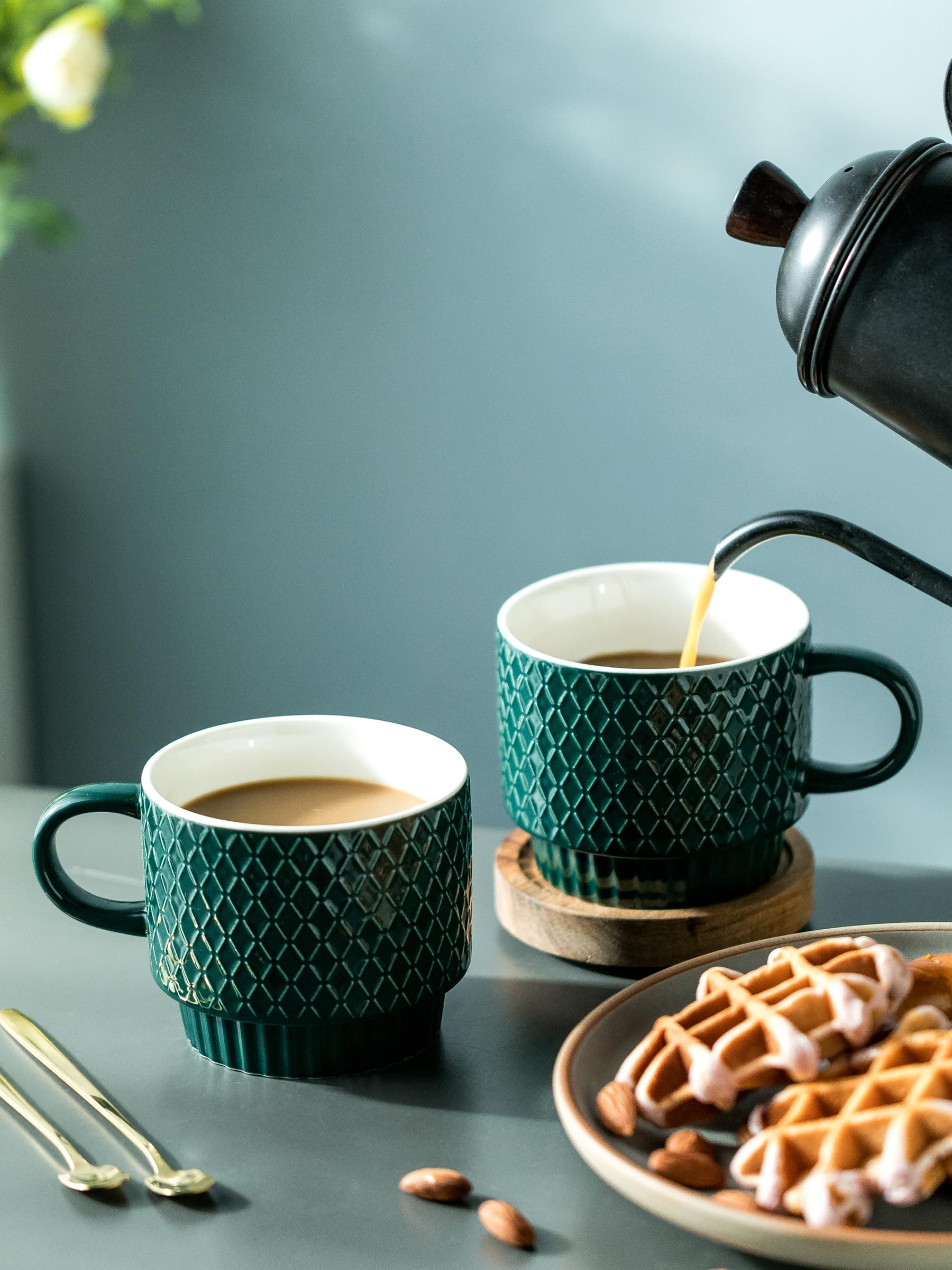 LYEOBOH Stapelbare Porzellan-Kaffeetassen mit Ständer und Löffeln, Cappuccino-Tasse, 330 ml, Demitasse-Tassen für Getränke, Espresso, Latte, 4 Stück, Dunkelgrün