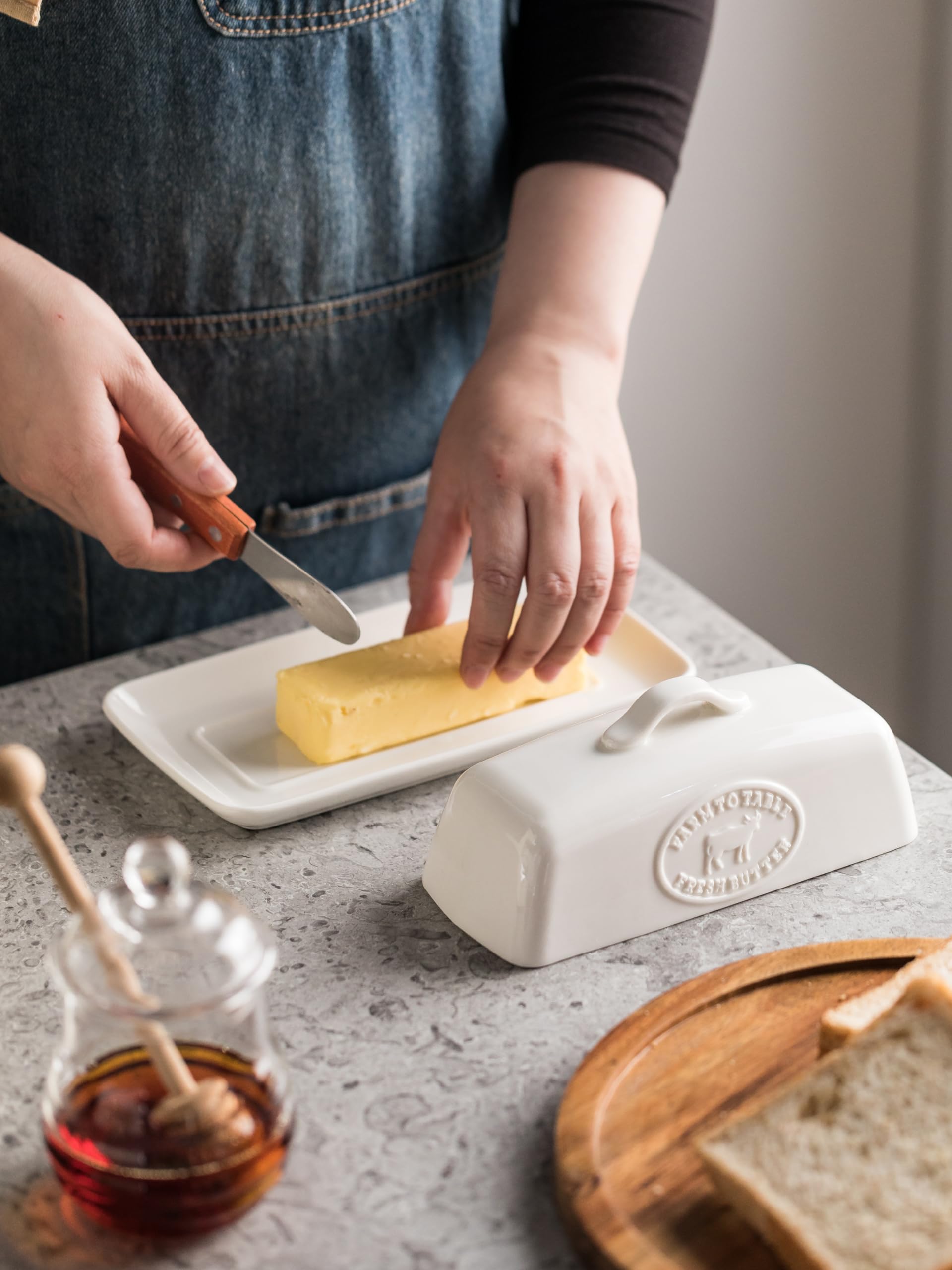 Butterdose mit Kuh, Keramik-Butterdose mit Deckel für Arbeitsplatte, weißes Buttertablett mit Griff, Butterhalter mit Deckel für Ost-Westküste Butteraufbewahrung