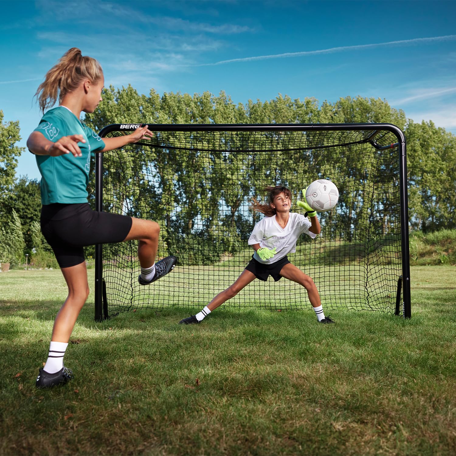 BERG SportsGoal Fußballtor für Garten & Training | stabiles Metalltor mit Präzisionsnetz | wetterfestes Fußballtor für Kinder & Erwachsene | einfacher Aufbau | ideal für Schusstraining