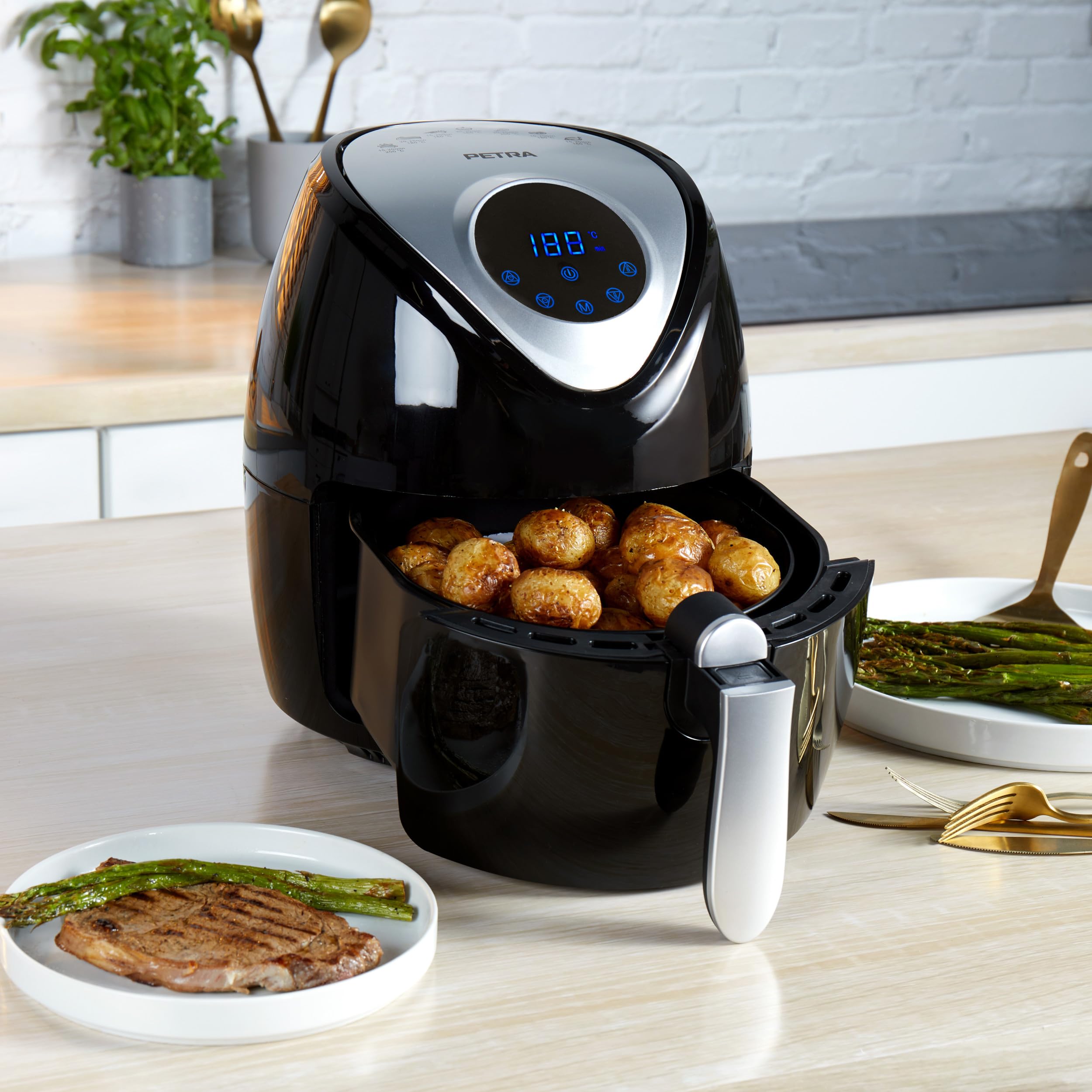 Petra PT4221VDEEU7 Freidora De Aire Eléctrica Sin Aceite, Convección de Aire Caliente, 4,5 Litros, Recipiente Antiadherente, Temporizador De 30 Minutos, 7 Funciones, Pantalla Táctil, 1300 W, Negro | Cesta extraíble antiadherente, hasta 200 °C, temporizado