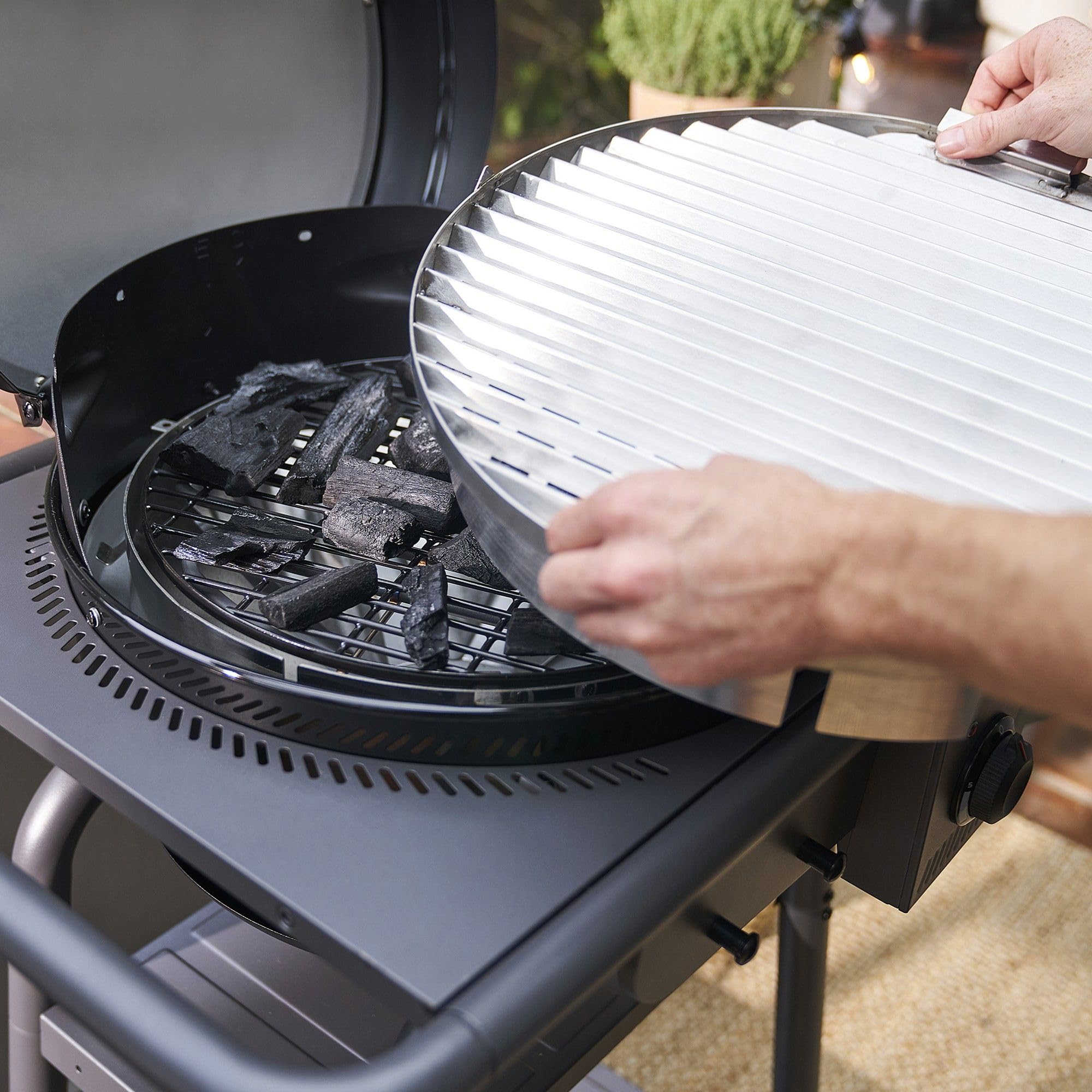 Char-Broil Patio Bistro E2Coal Barbecue électrique avec alimentation hybride et option charbon de bois, TRU-Infrared, jusqu'à 370 °C, pour balcon et terrasse