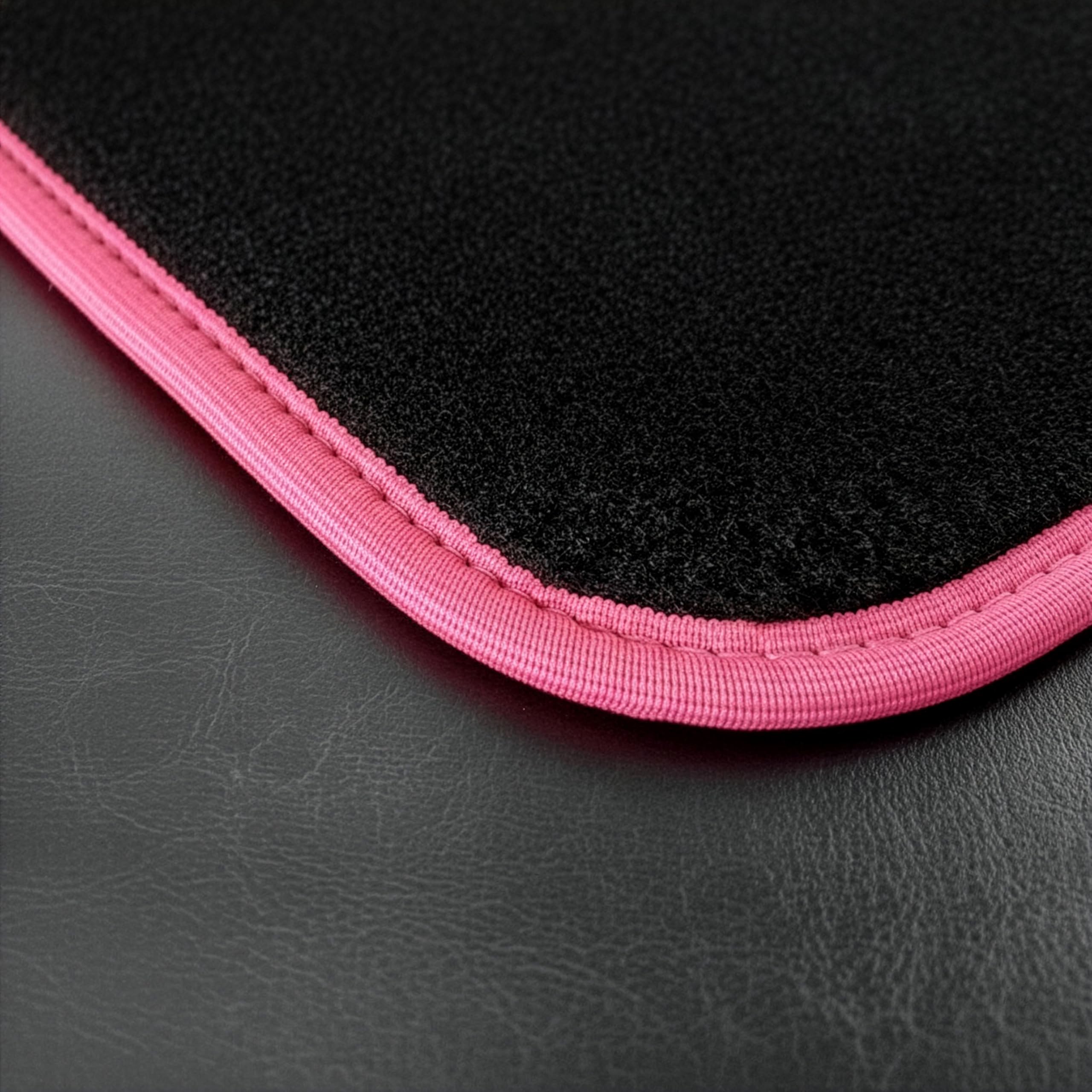QUEMAR Tappetini Auto compatibili con Citroen C3 III 2016-2024 / Kit Tappeti in Moquette e Gomma su Misura (Set 2 Anteriori + 2 Posteriori) / Ricami e Colori Personalizzati (2 Ricami, Bordo Rosa)