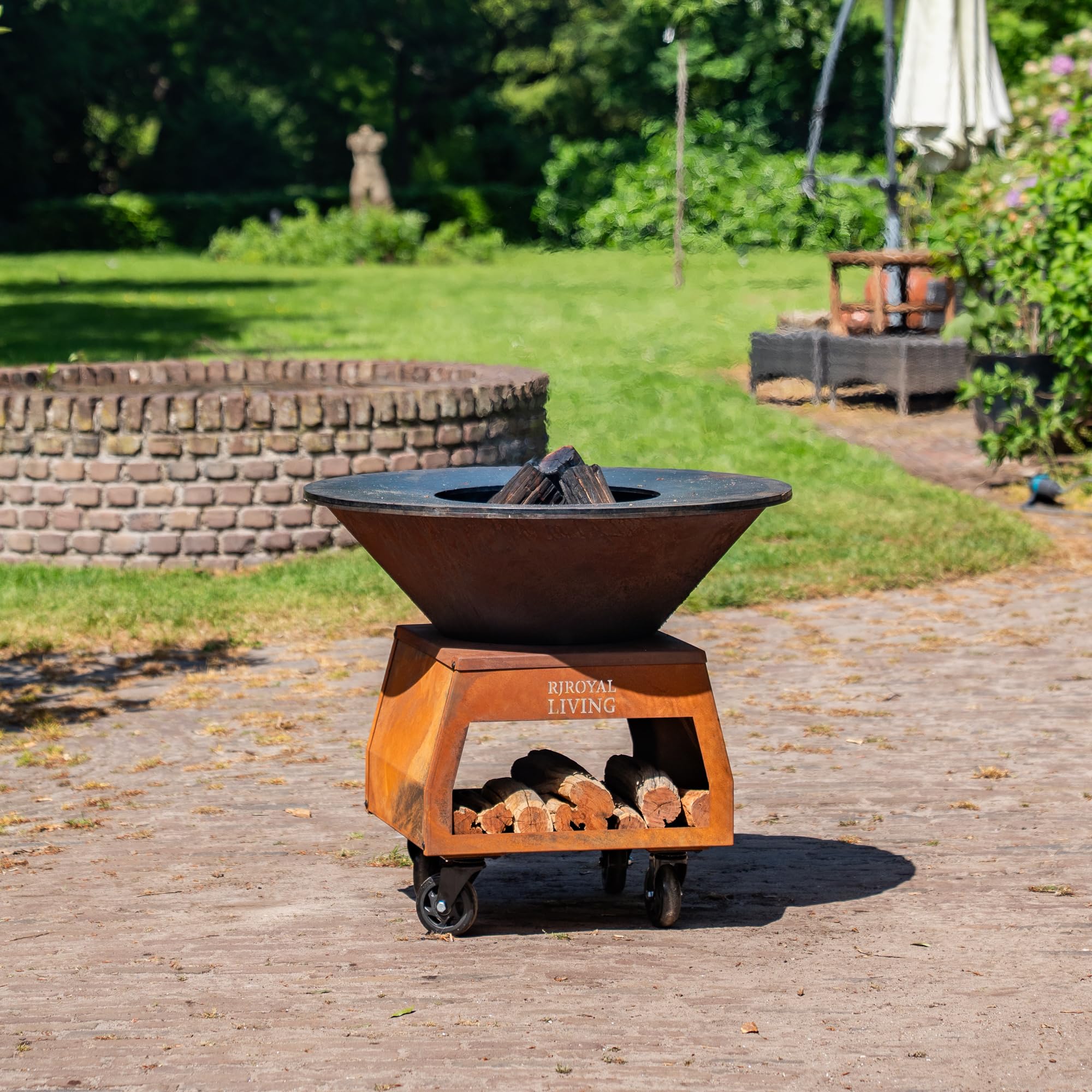BBQ Plancha Grill Brasero, Braciere Rotondo, Acciaio Corten, 80x80x68cm, Con piastra di cottura, Con Ruote e Contenitore Legna, 53KG