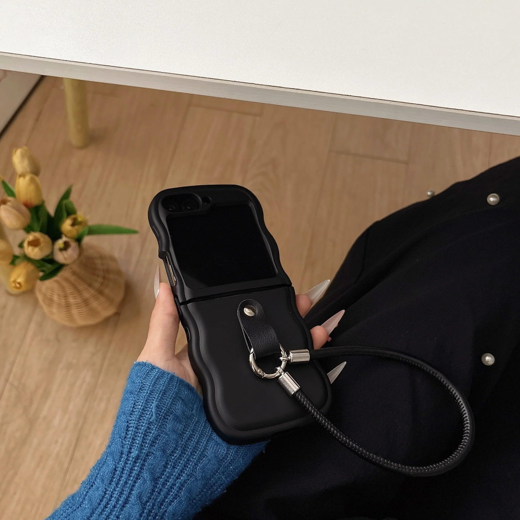 Coque Galaxy Z Flip5 antichute : résolvez le risque de glisse avec sa sangle - 7