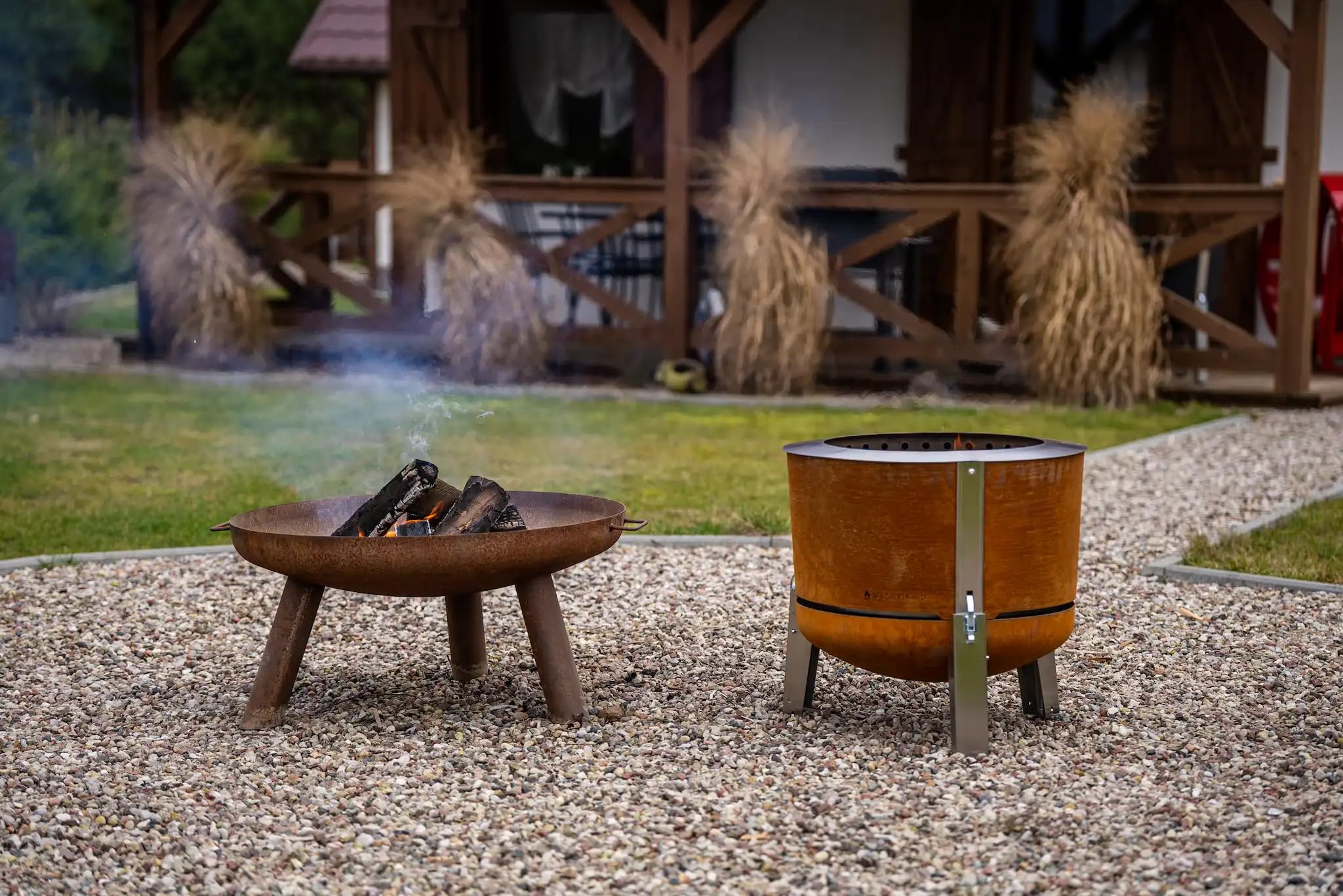 Masuria Rauchfreie Feuerschale 60cm⌀ Alpha 600 - mit Topfkreuz, Bar, Plancha, Deckel, Spießhalter - Hergestellt in EU - Tragbare Feuertonne aus Edelstahl und Cortenstahl