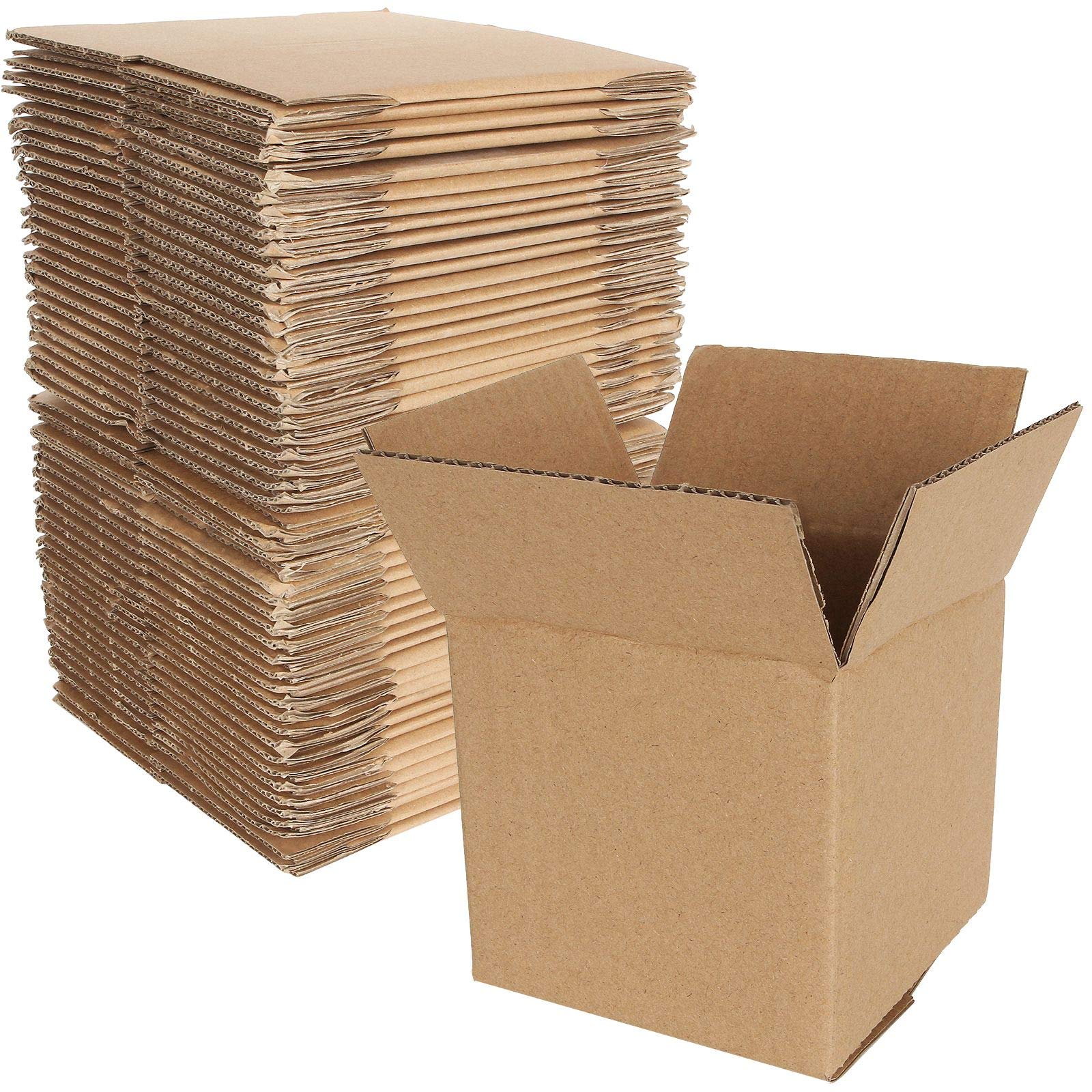 Petites boîtes d'expédition en carton ondulé.