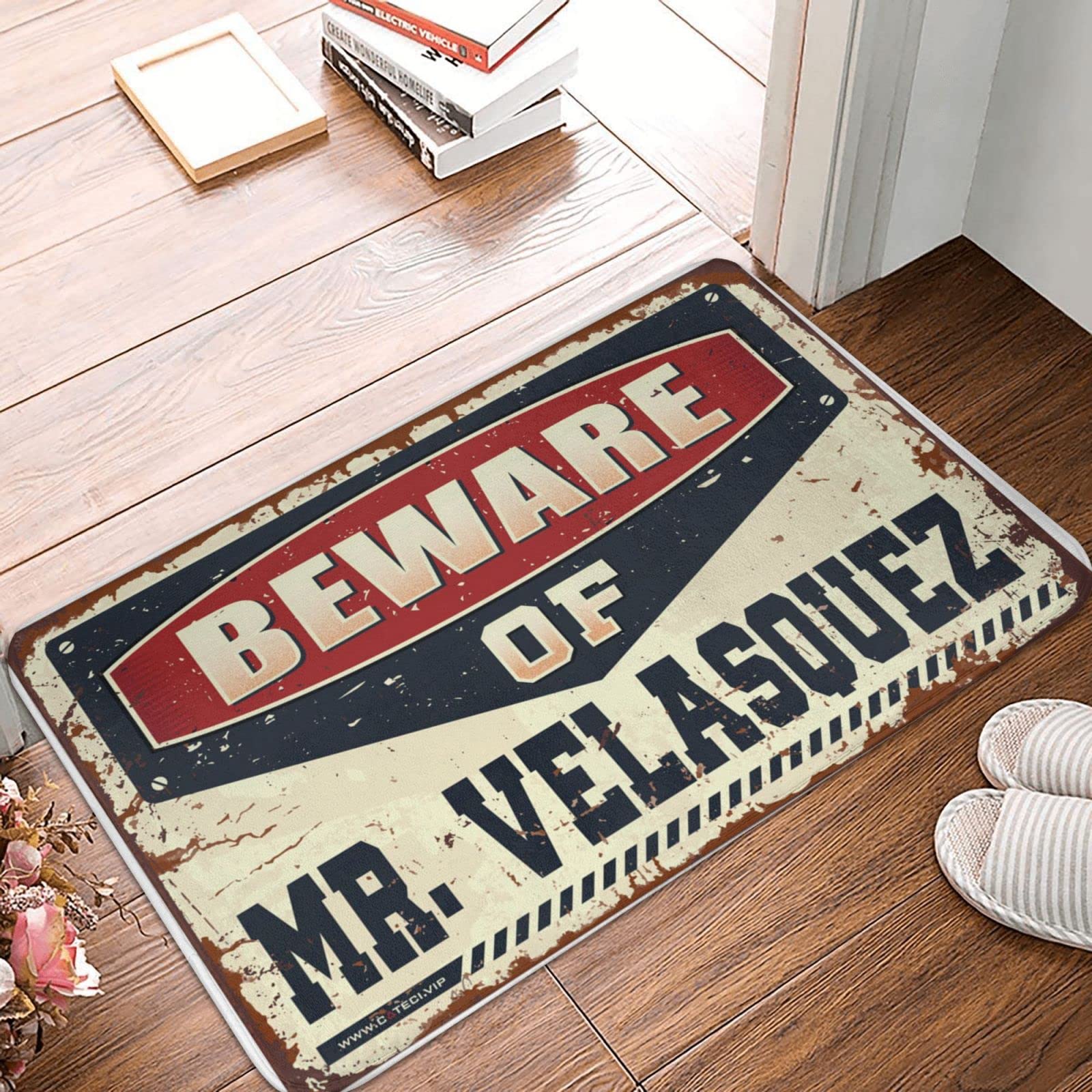 Knock Before Entering - Zerbino con scritta "Beware of Mr. Velasquez", divertente decorazione per patio, zerbino autunnale per esterni (dimensioni: 65 x 90 cm)