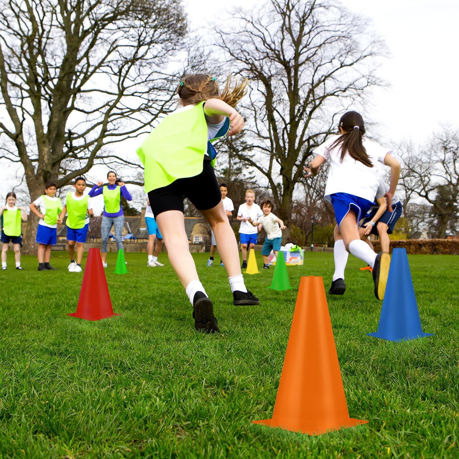 Hoteam 30 conos de tráfico de plástico de 9 pulgadas para entrenamiento de agilidad deportiva, equipo de práctica de fútbol para baloncesto, ejercicios de fútbol, actividades al aire libre y eventos