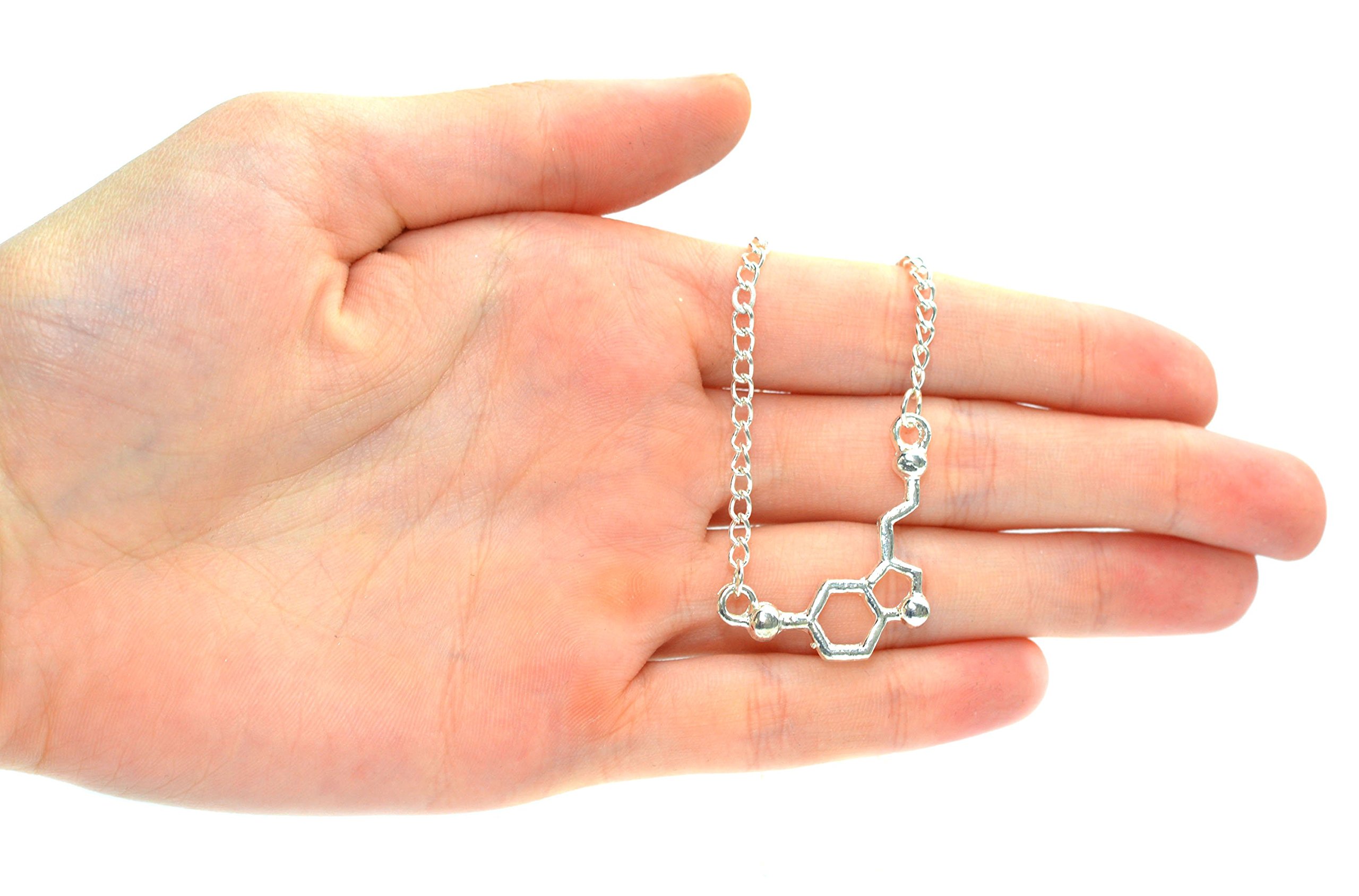 Collar plateado con colgante de serotonina, ADN, estructura química de molécula bioquímica, plateado, en caja de regalo