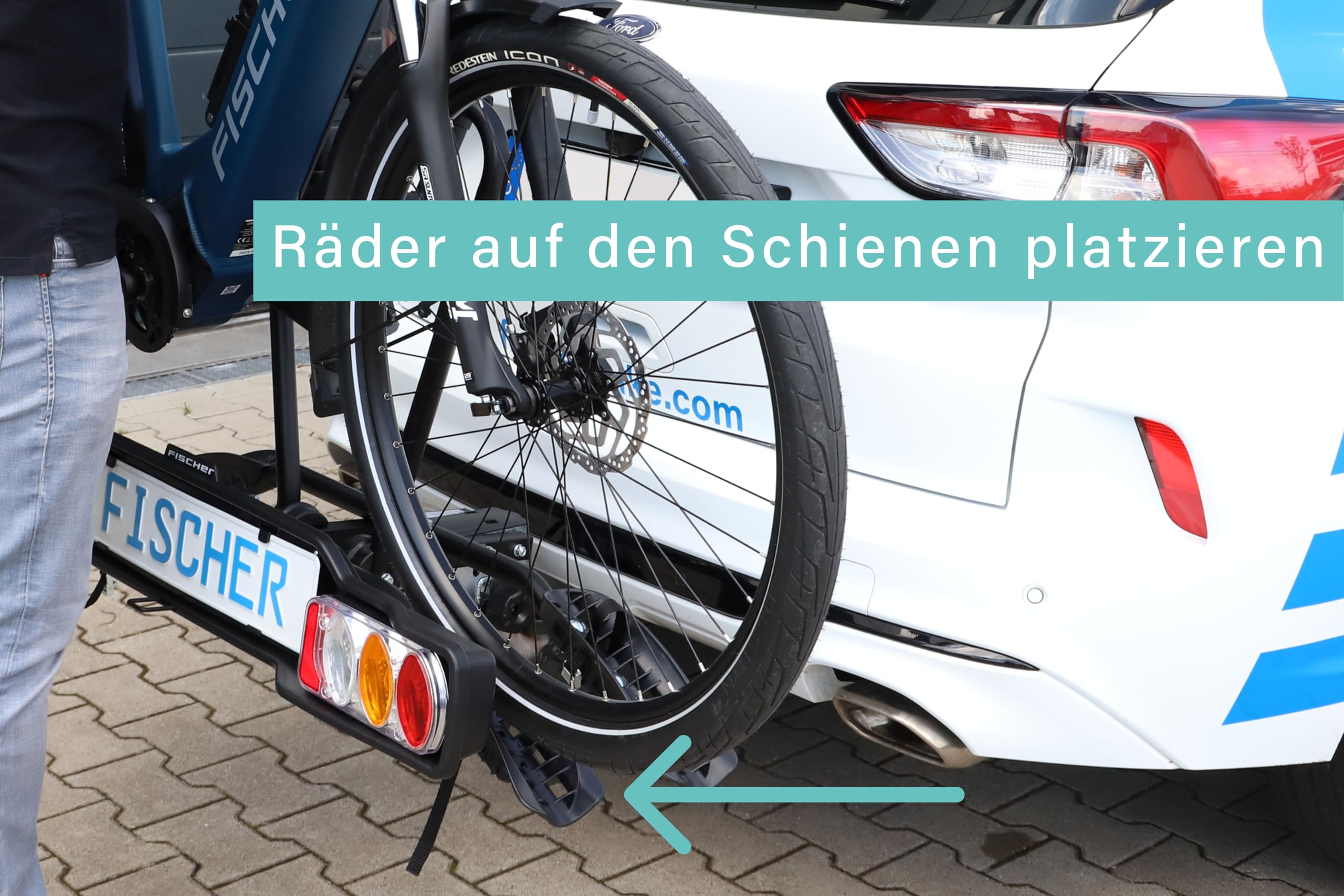 FISCHER Kupplungs-Fahrradträger SmartLine Black, für 2 Fahrräder bis 50 kg Nutzlast, für Anhängerkupplung, abklappbar, teilmontiert, mit integriertem Rahmenschutz
