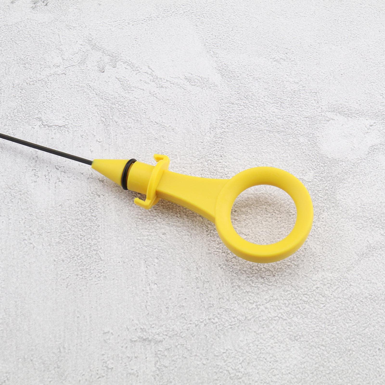 Fermeture De L'homme Vérifiant Le Niveau D'huile Du Moteur De Voiture