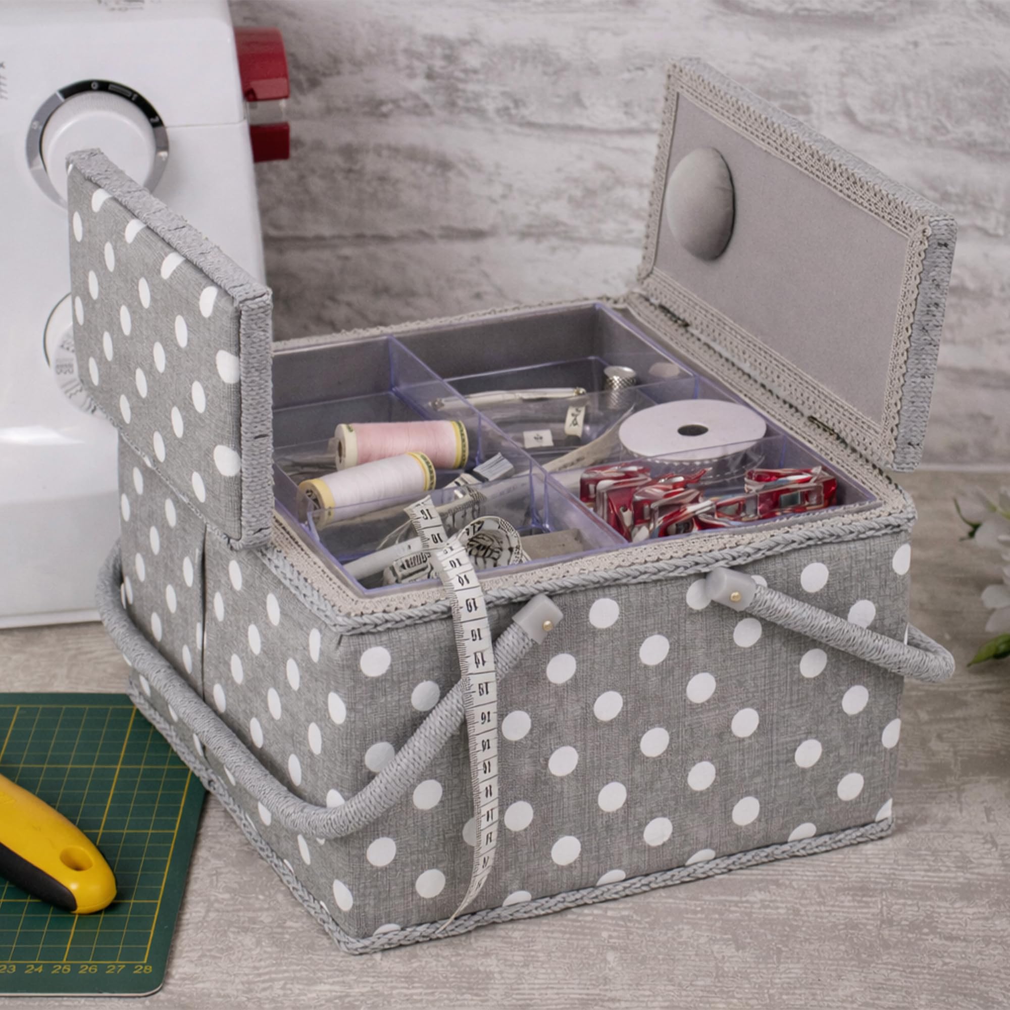 Hobby Gift Caja de Costura Grande con Doble Tapa y Asa, Cesta de Algodón con Compartimentos para Herramientas, 25 x 25 x 17 cm, Lunares Gris