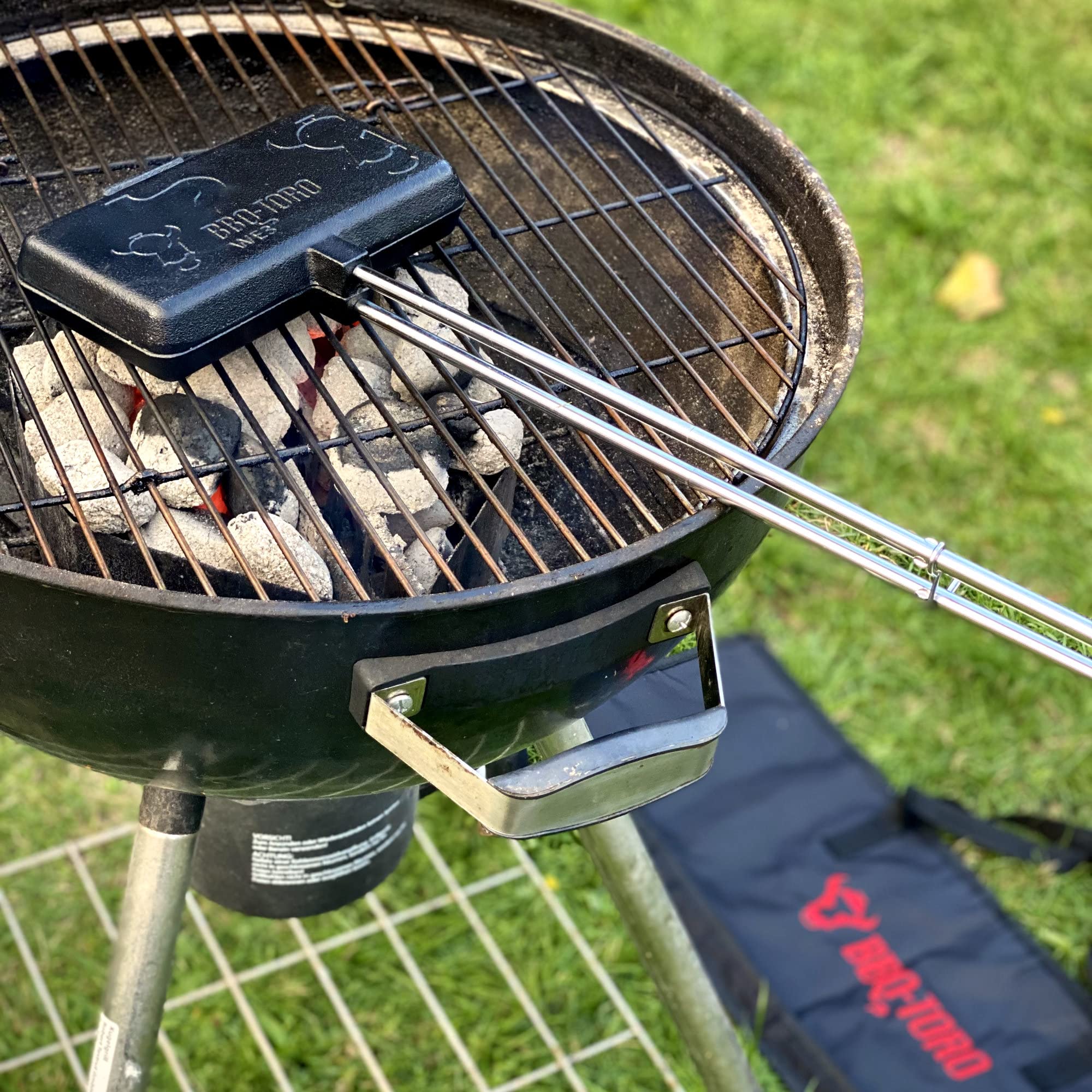 BBQ-Toro Sandwicheisen mit Tragetasche, Waffeleisen aus Gusseisen, rechteckig, langer Griff, bereits eingebrannt, für Grill, Außenbereich und offenes Feuer
