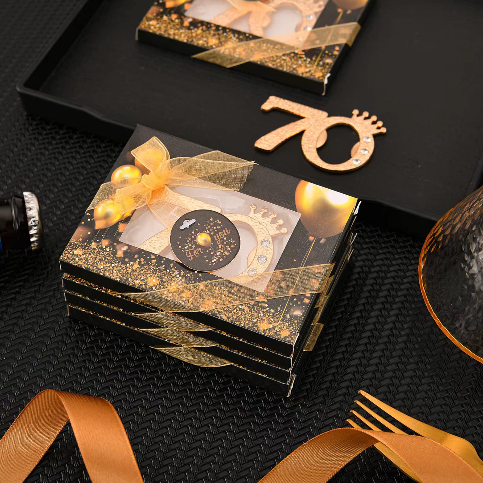 Bomboniere 70° Compleanno: Set Da 24 Pezzi Con Tappo E Apribottiglie Dorati – Regali Simpatici Per Gli Ospiti, Perfetti Anche Per Anniversario Di Nozze