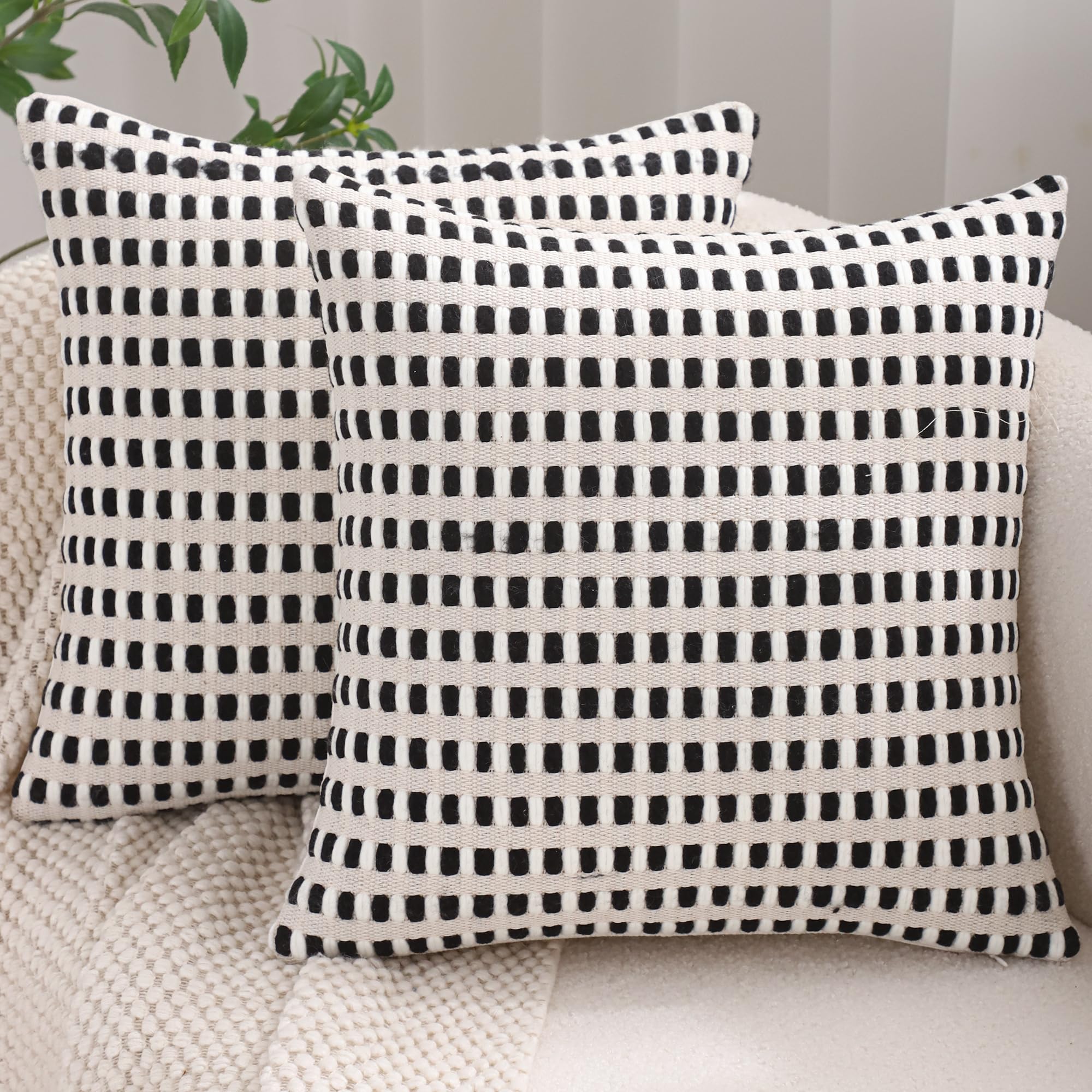 Housse de coussin chenille pour rénover un canapé usé avec des rayures bohème