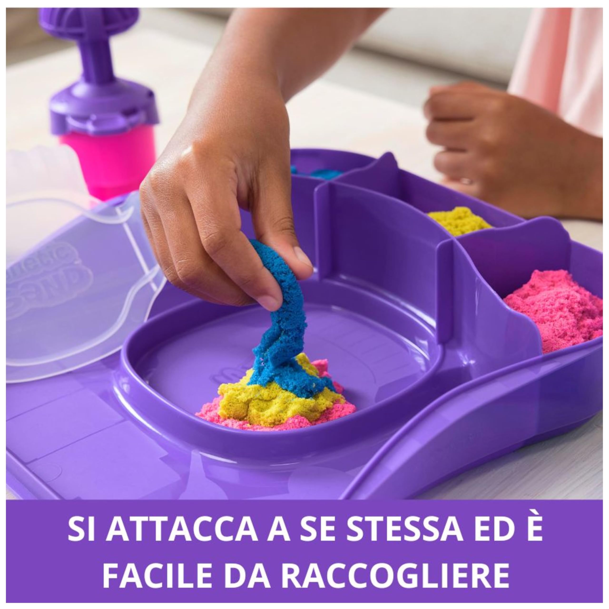 Kinetic Sand, Set di Gioco Squish Motion, Sabbia Colorata Rosa, Gialla, Blu, Sabbia Cinetica 453g, 5 Accessori, Comoda Valigetta. Giocattoli per Bambini e Bambine, 3+ anni