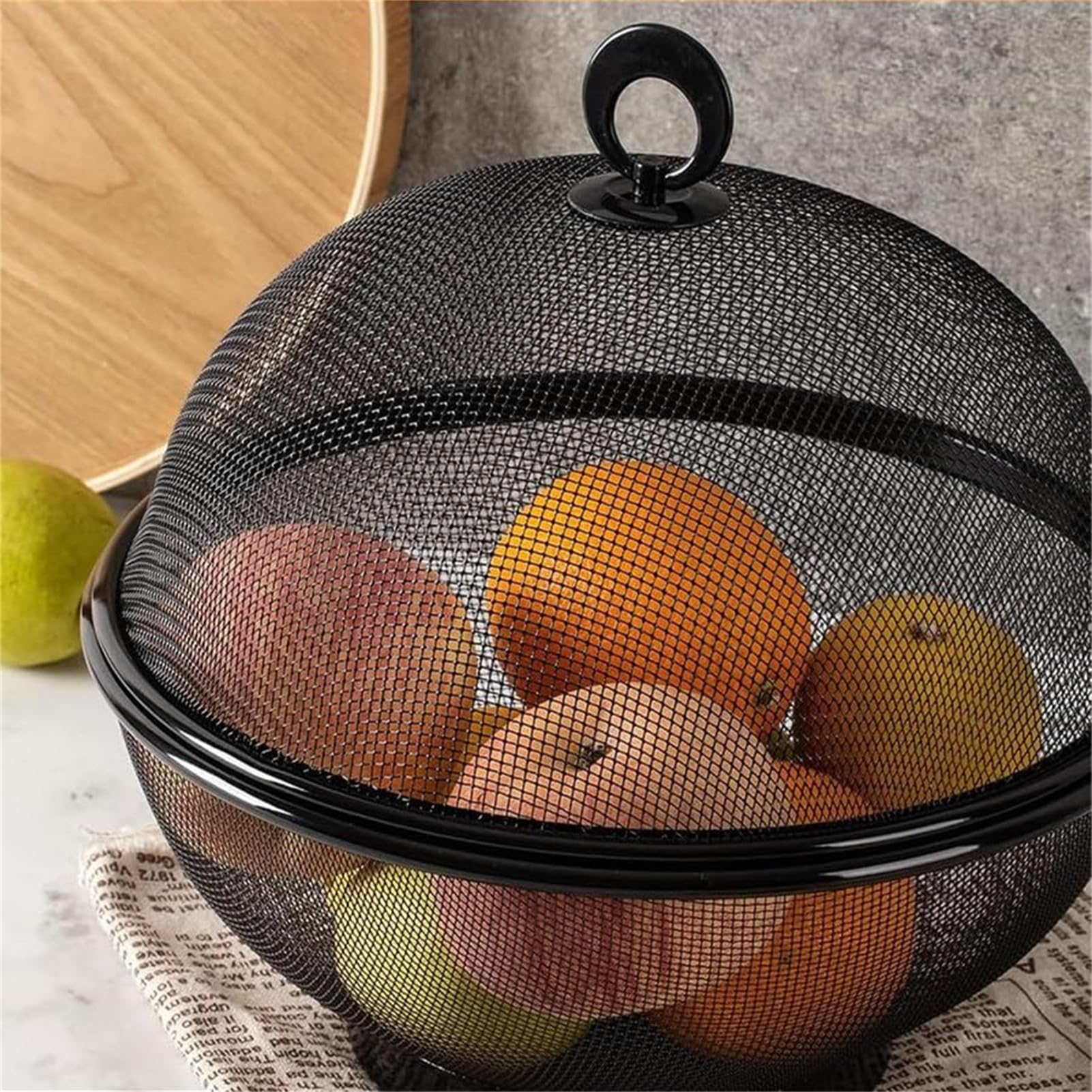 Czarny metalowy kosz na owoce z pokrywką, 28 x 25 cm, dekoracyjny do organizacji kuchni, ekspozycja świeżych owoców, stylowa dekoracja domu, nowoczesny design, wielofunkcyjne zastosowanie.