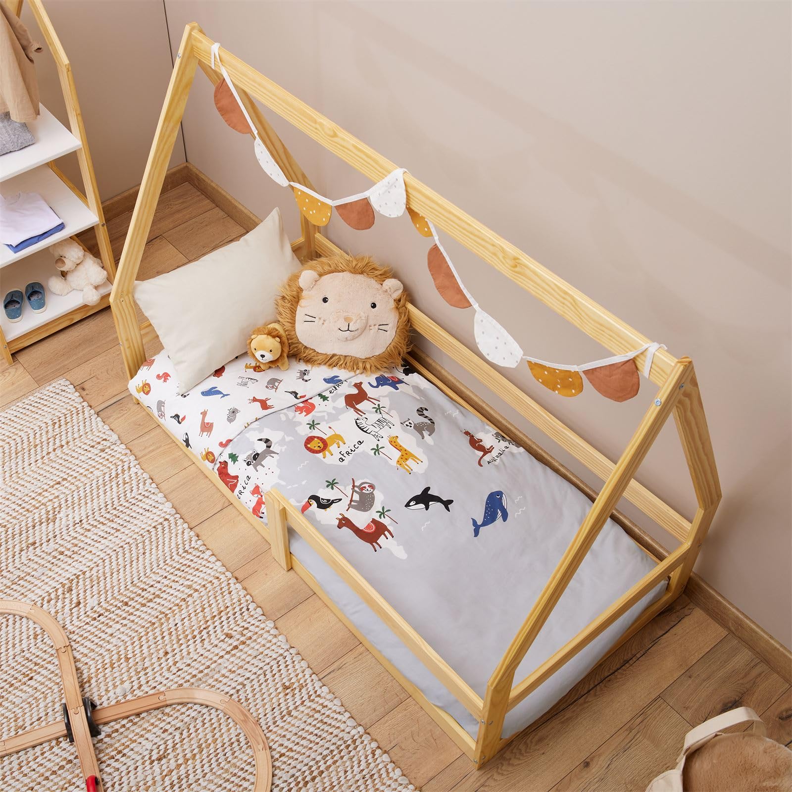 IDIMEX Hausbett LUSIA Kinderbett in Hausform, 80 x 160 cm, Natur, Kiefernholz Kinderbett mit Rausfallschutz, ideal zum Schlafen und Spielen, Bodenbett, Montessori